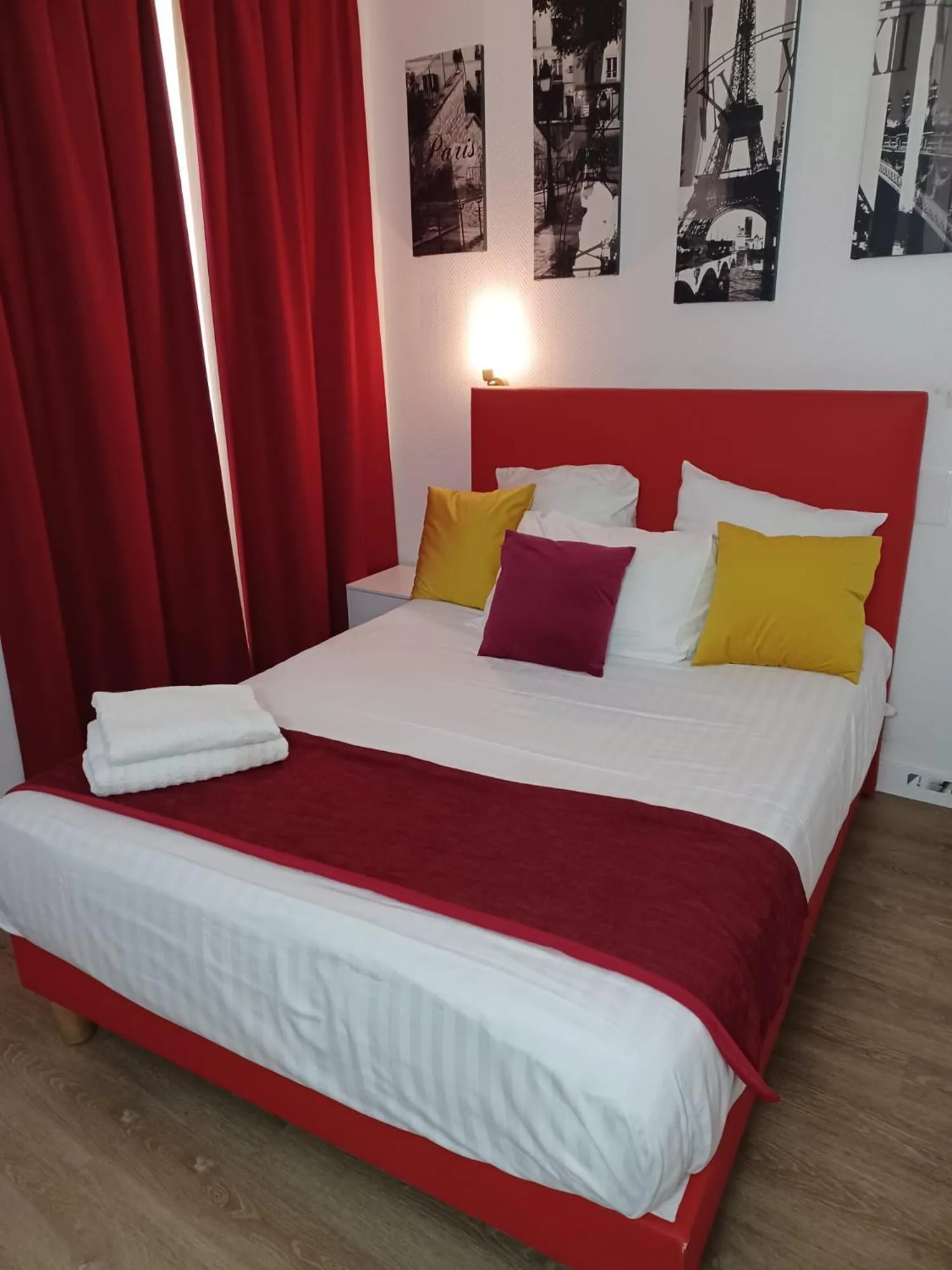 Bed in Hôtel de Bordeaux