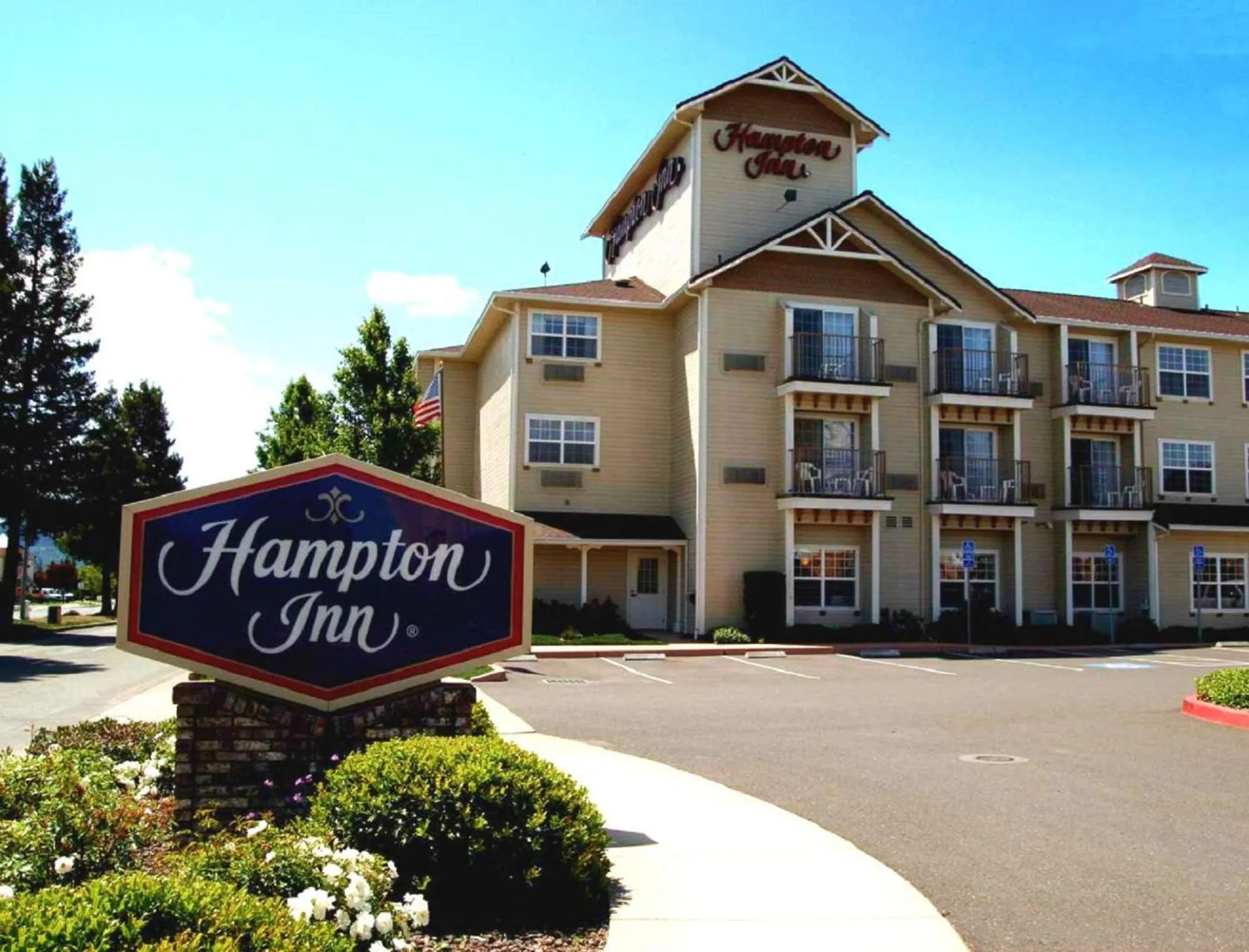 Property building in Hampton Inn Ukiah