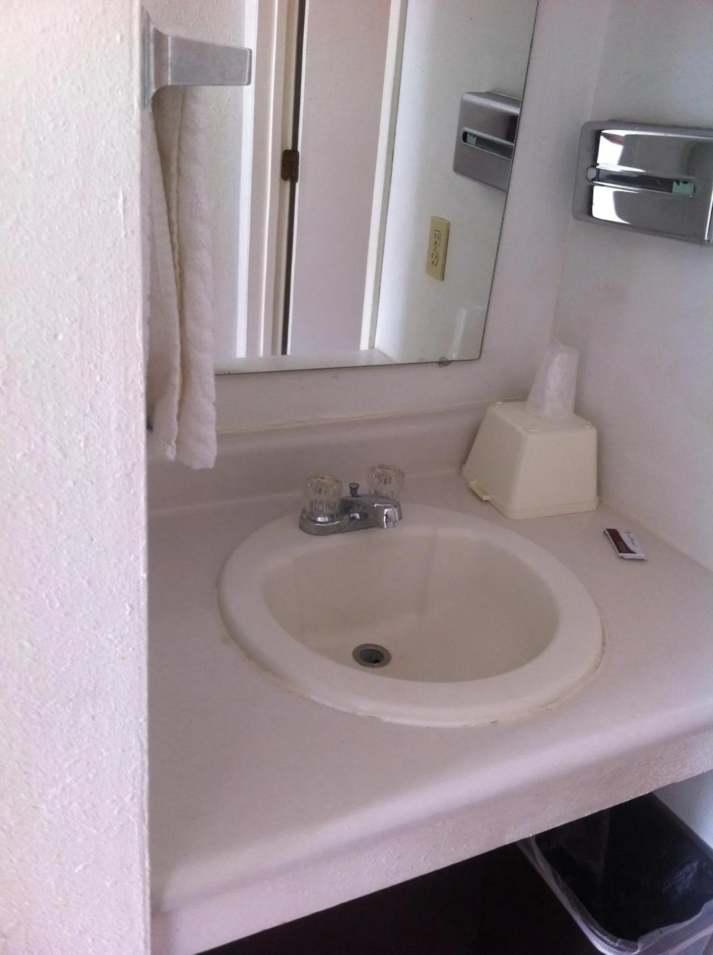 Bathroom in National 9 Inn Sand Canyon