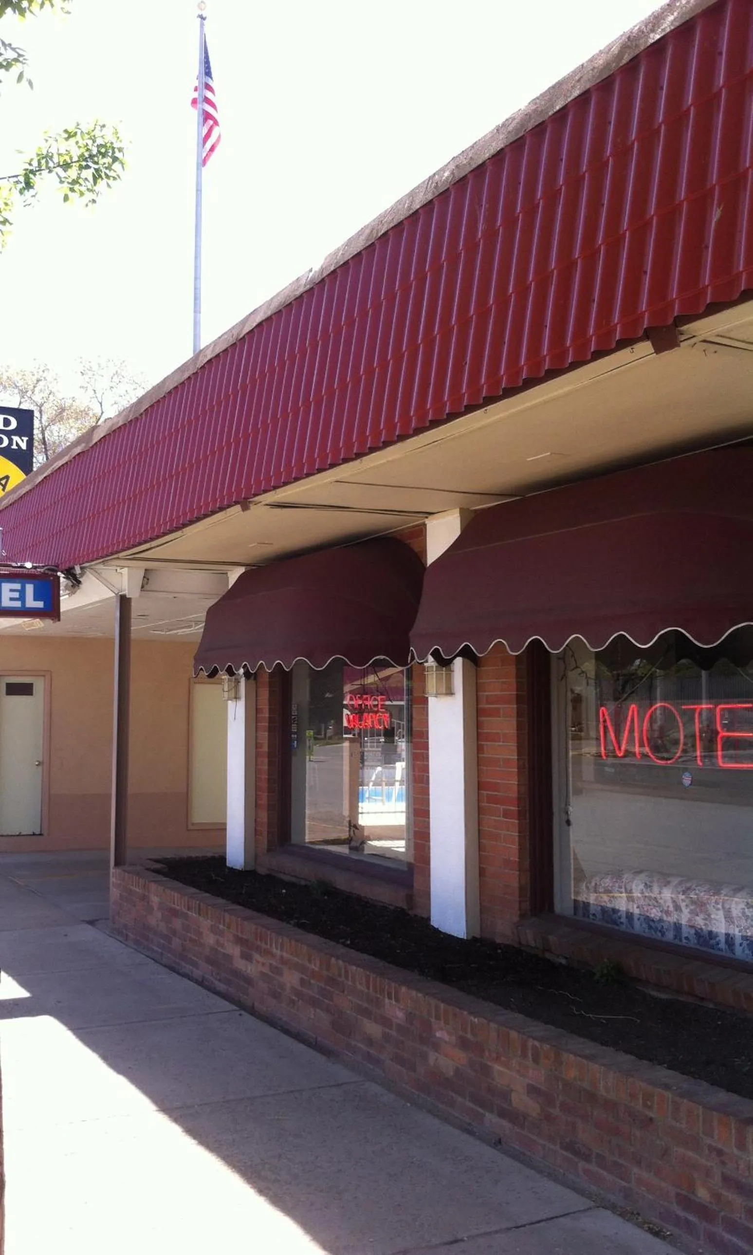 Day in National 9 Inn Sand Canyon