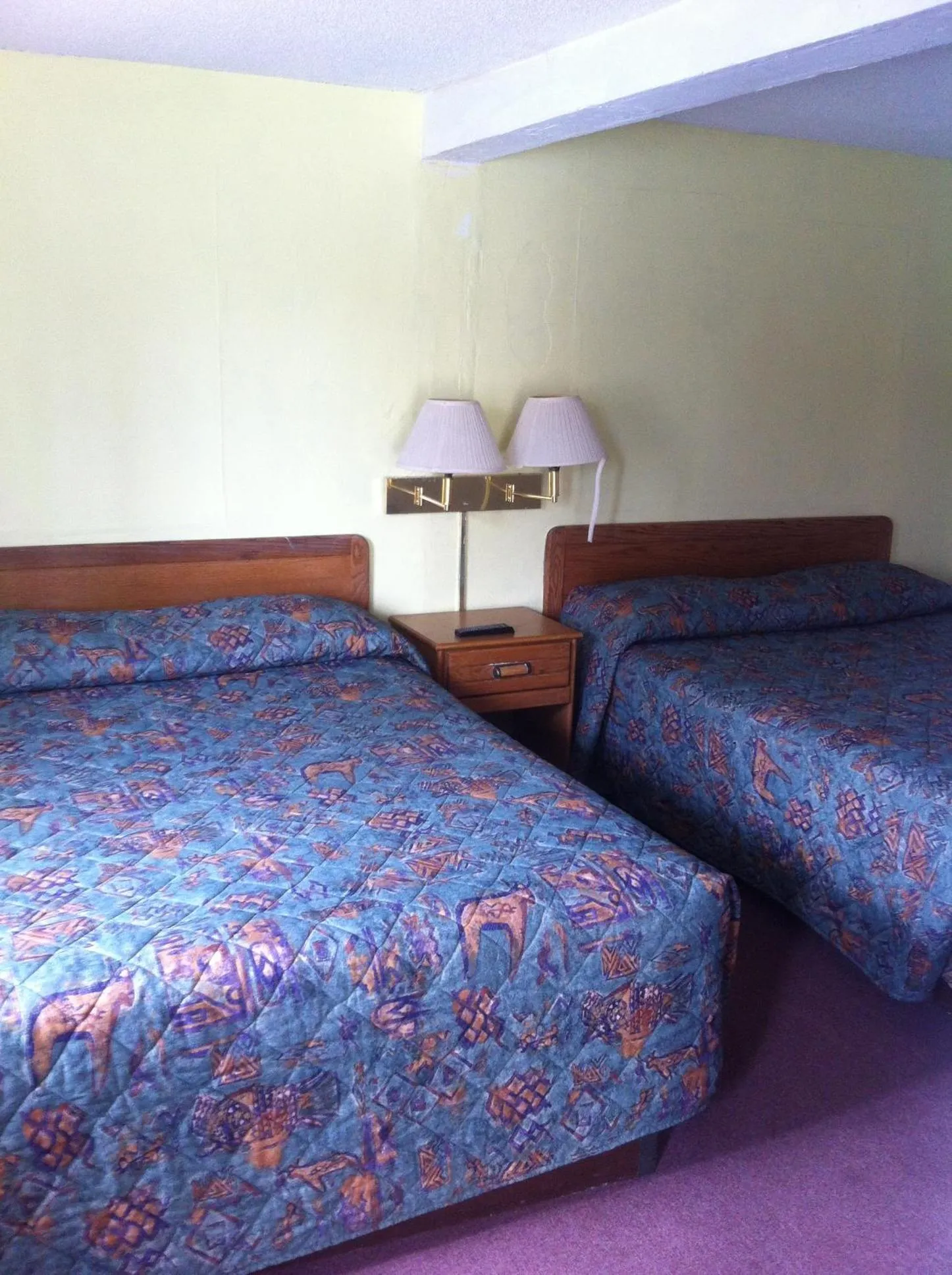 Bed in National 9 Inn Sand Canyon