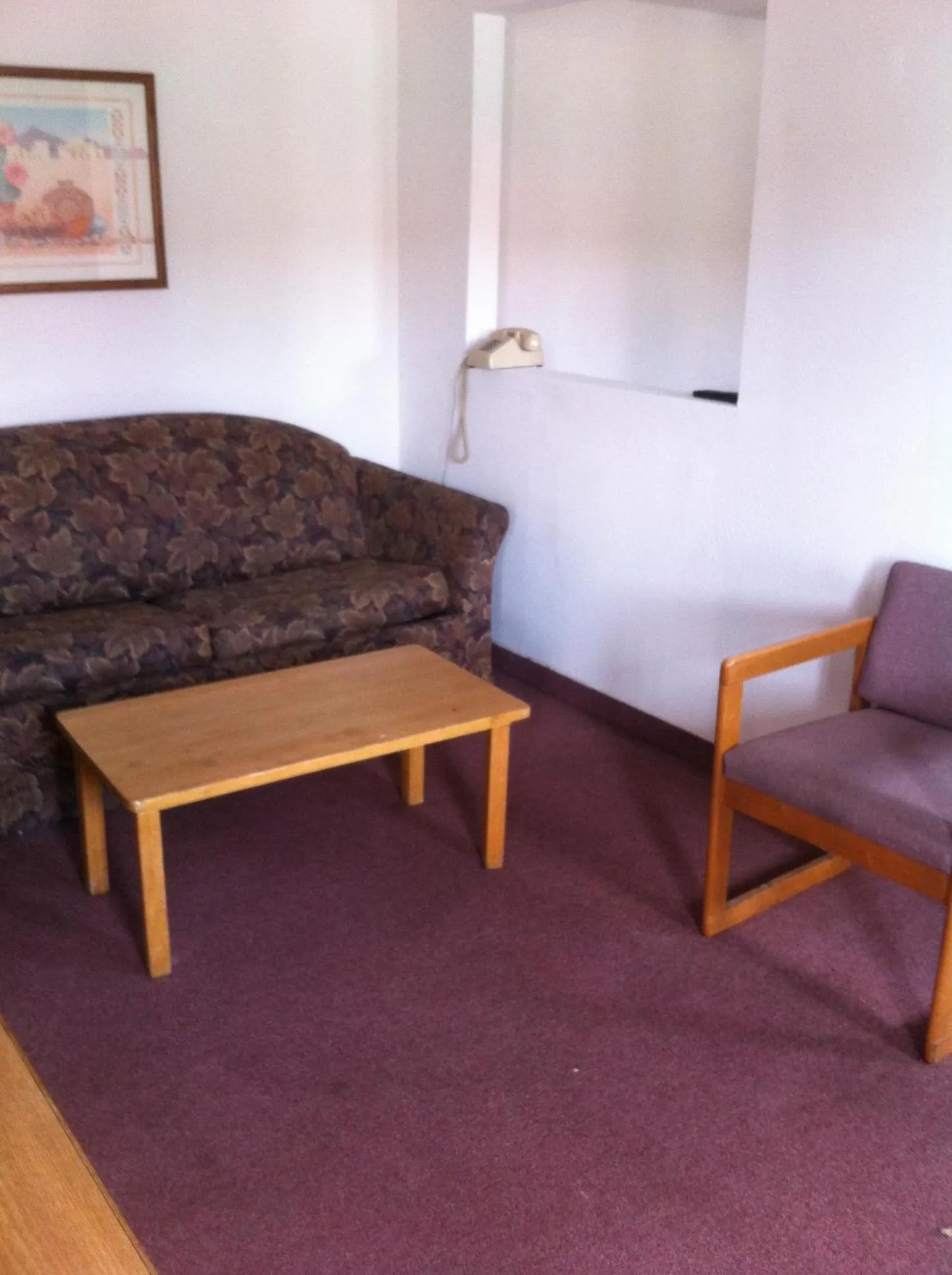 Seating area in National 9 Inn Sand Canyon