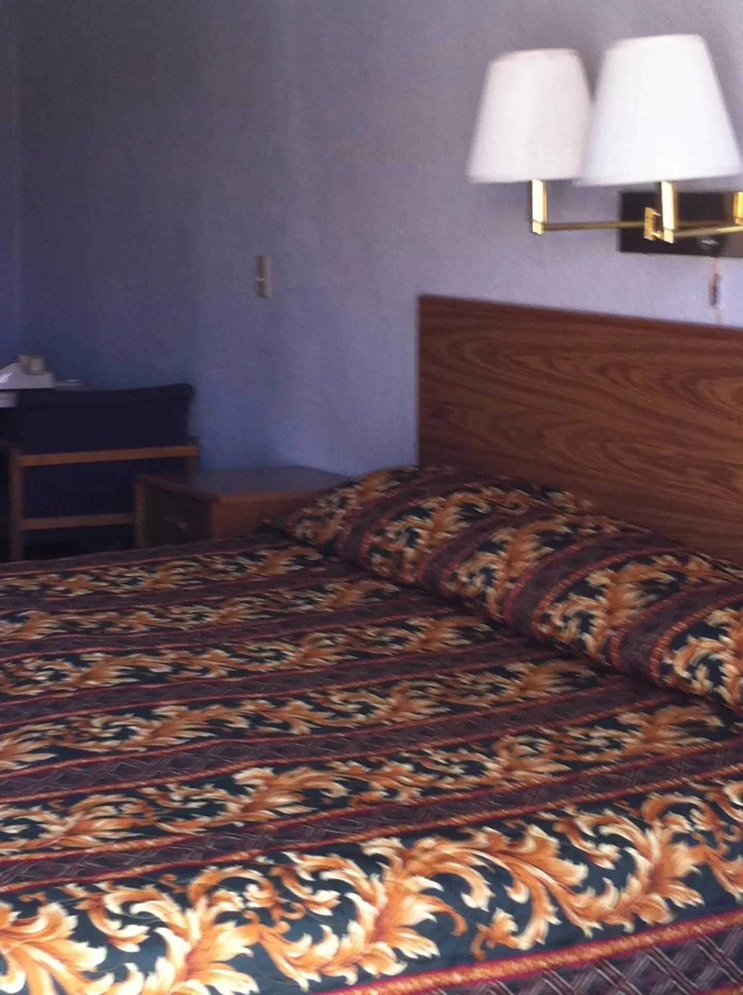 Bed in National 9 Inn Sand Canyon