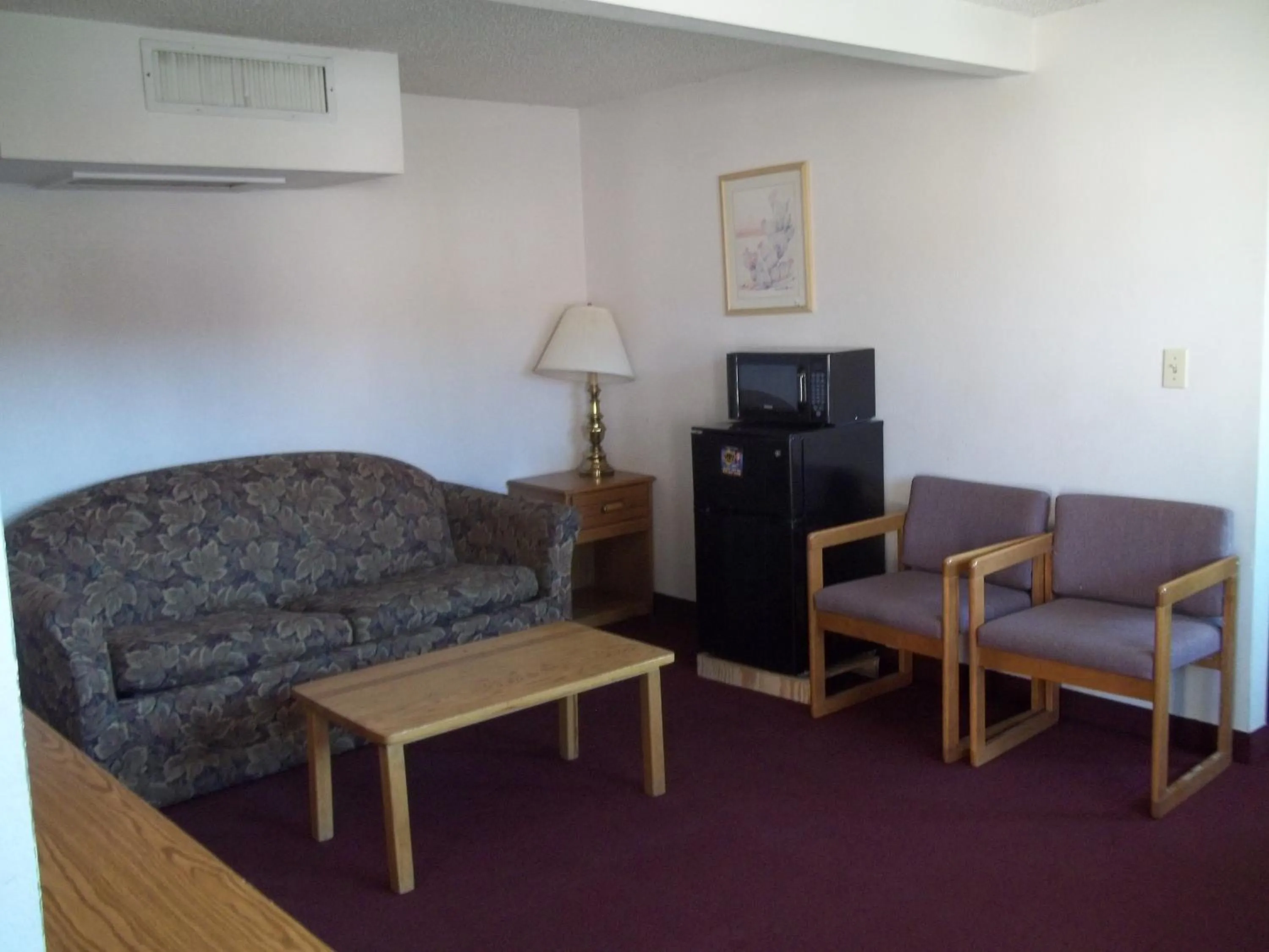 Seating area in National 9 Inn Sand Canyon