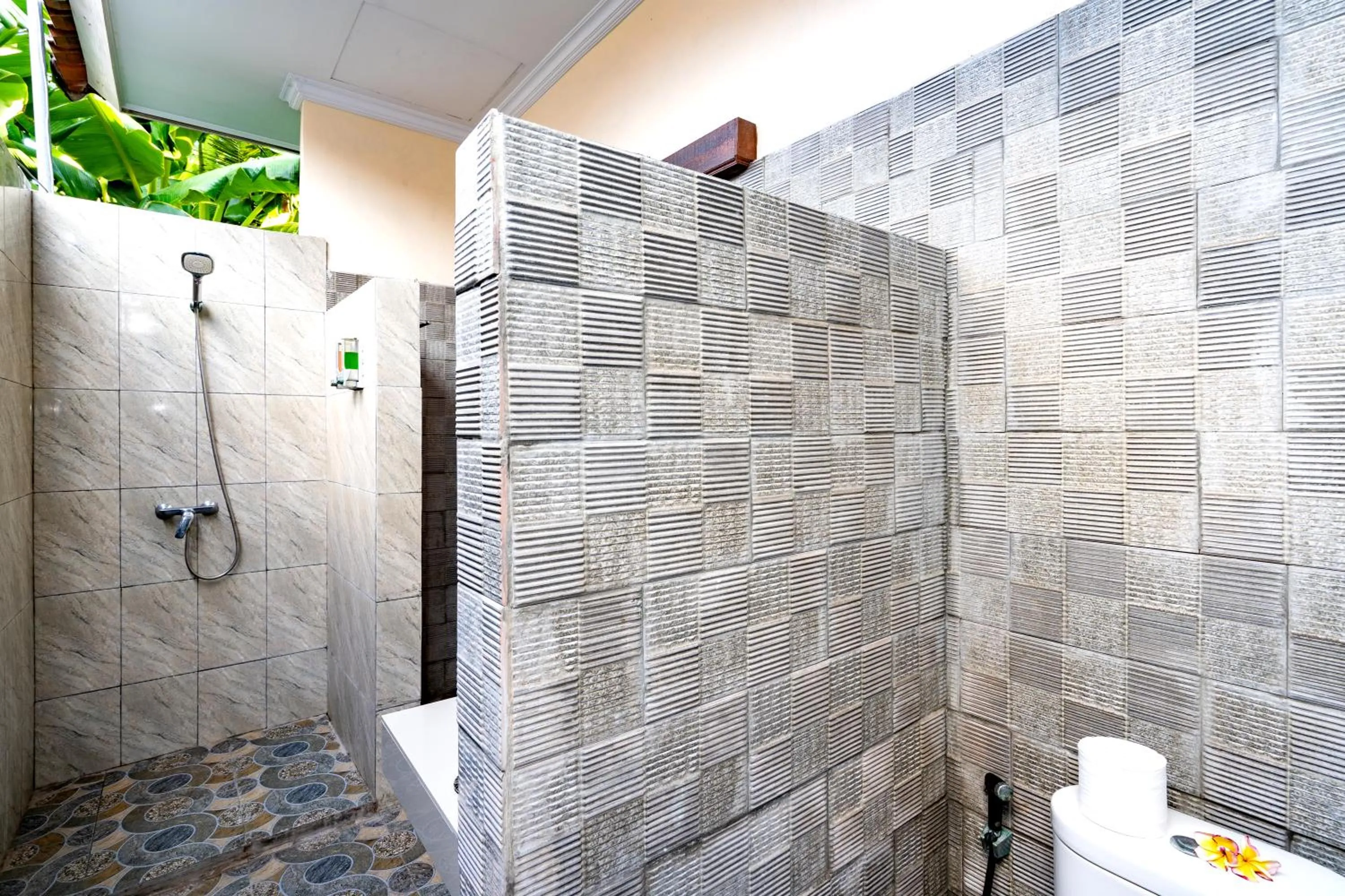 Bathroom in Pemuntalan Guesthouse