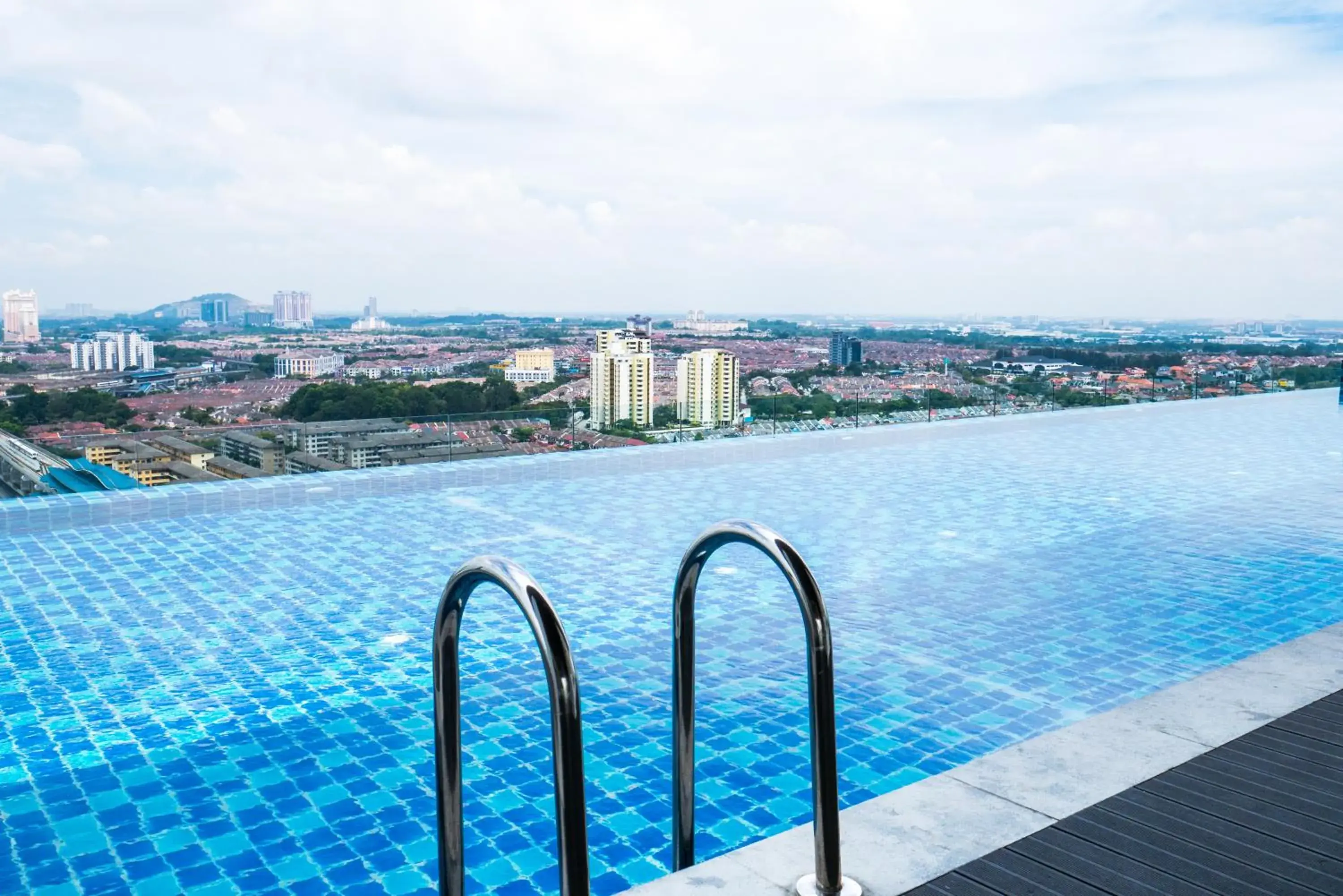 Swimming pool in Damen Subang by Widebed Swimming pool in Damen Subang by Widebed