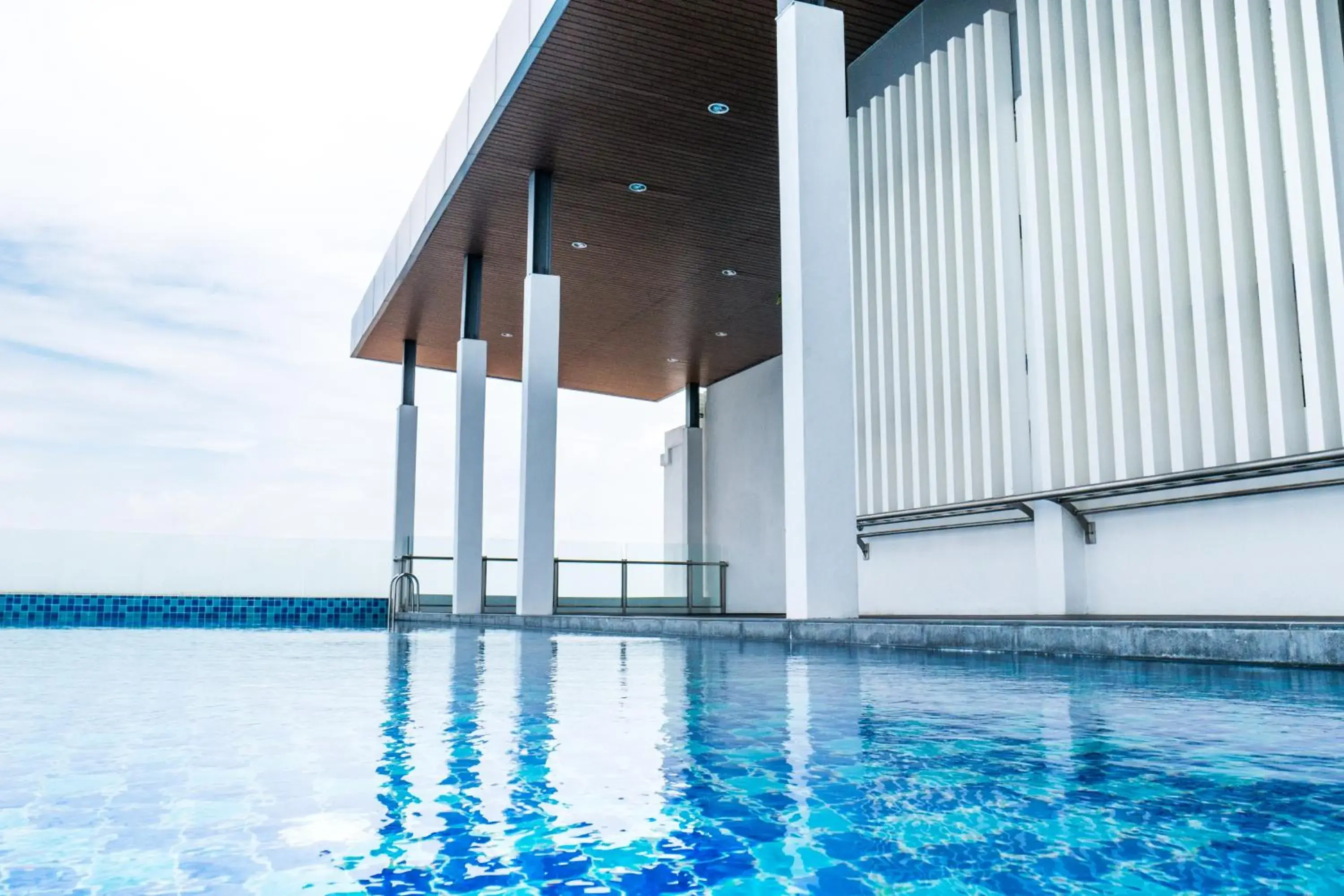 Swimming pool in Damen Subang by Widebed Swimming pool in Damen Subang by Widebed