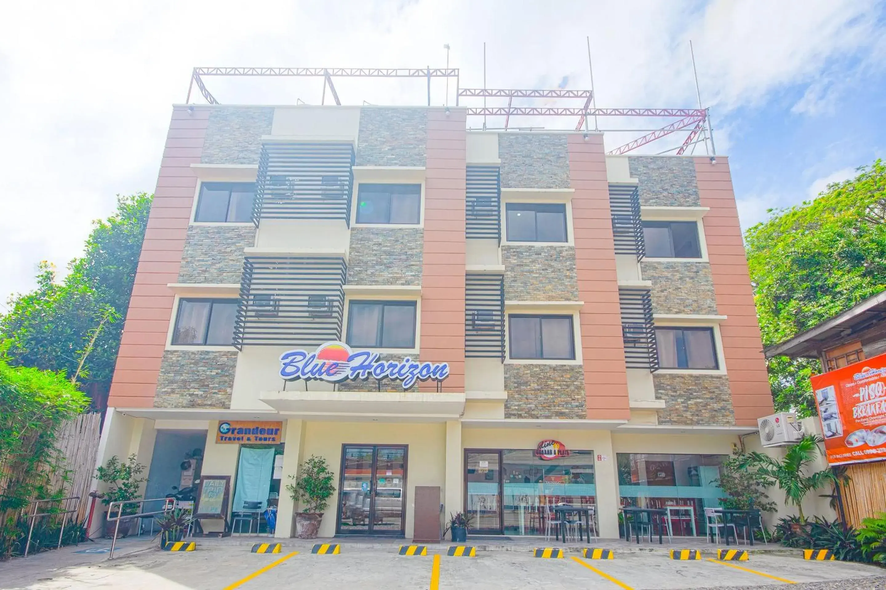 Facade/entrance in OYO 567 Blue Horizon Hostel Facade/entrance in OYO 567 Blue Horizon Hostel