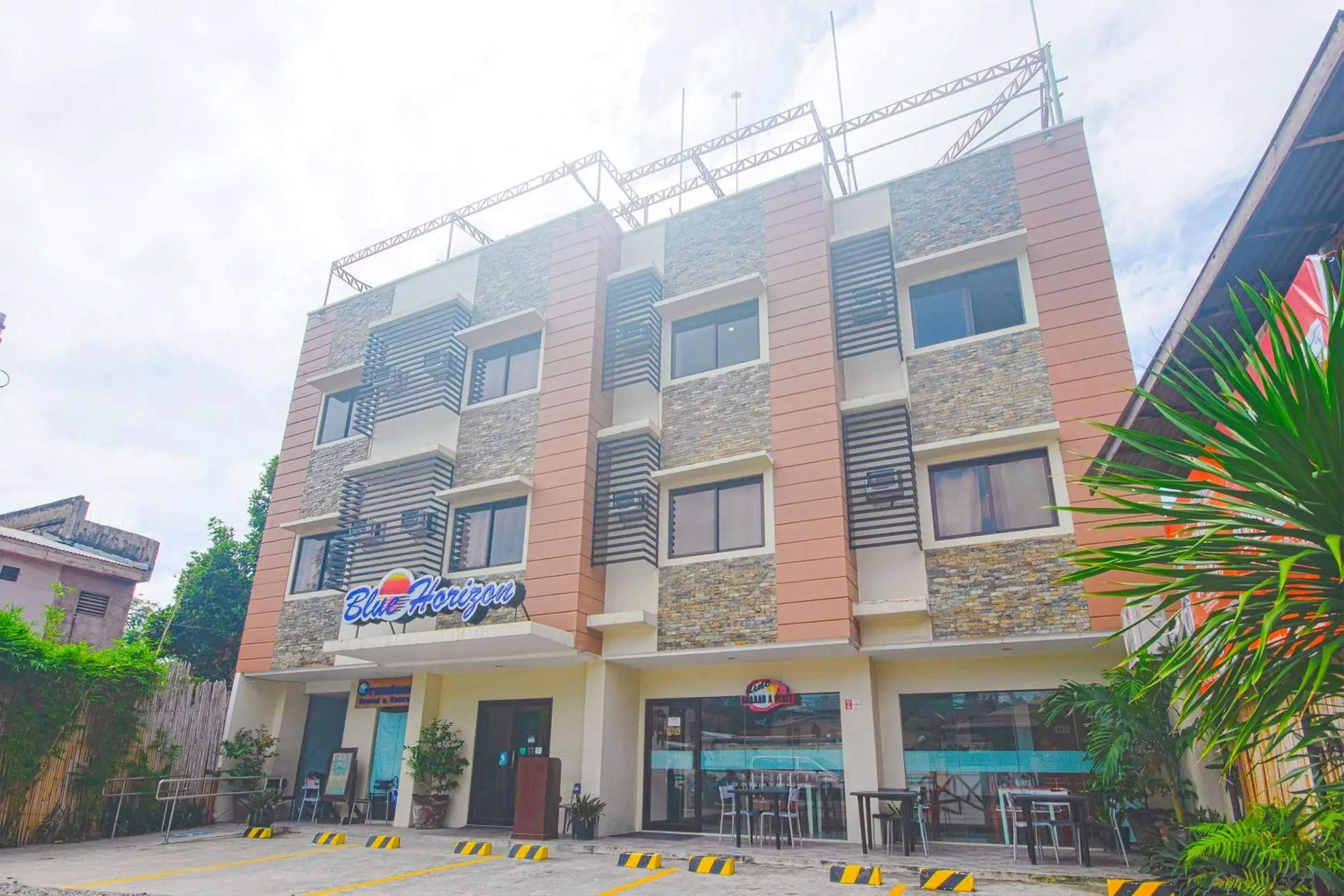 Facade/entrance in OYO 567 Blue Horizon Hostel Facade/entrance in OYO 567 Blue Horizon Hostel