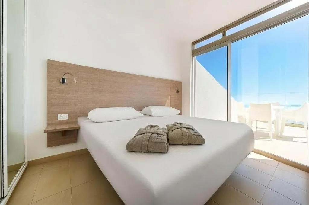 Photo of the whole room, Bed in Servatur Altamar