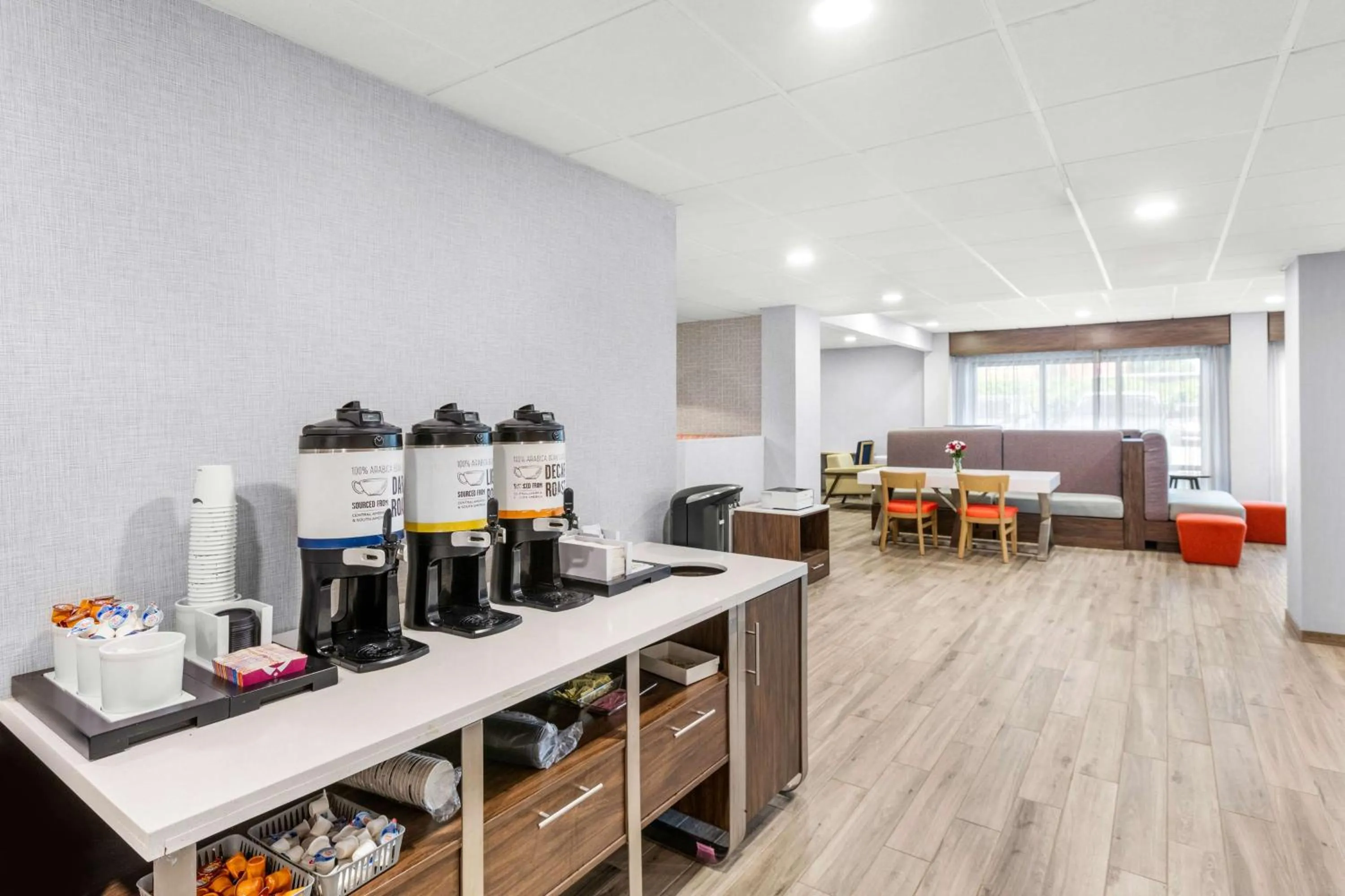 Dining area in Hampton Inn Knoxville-Airport