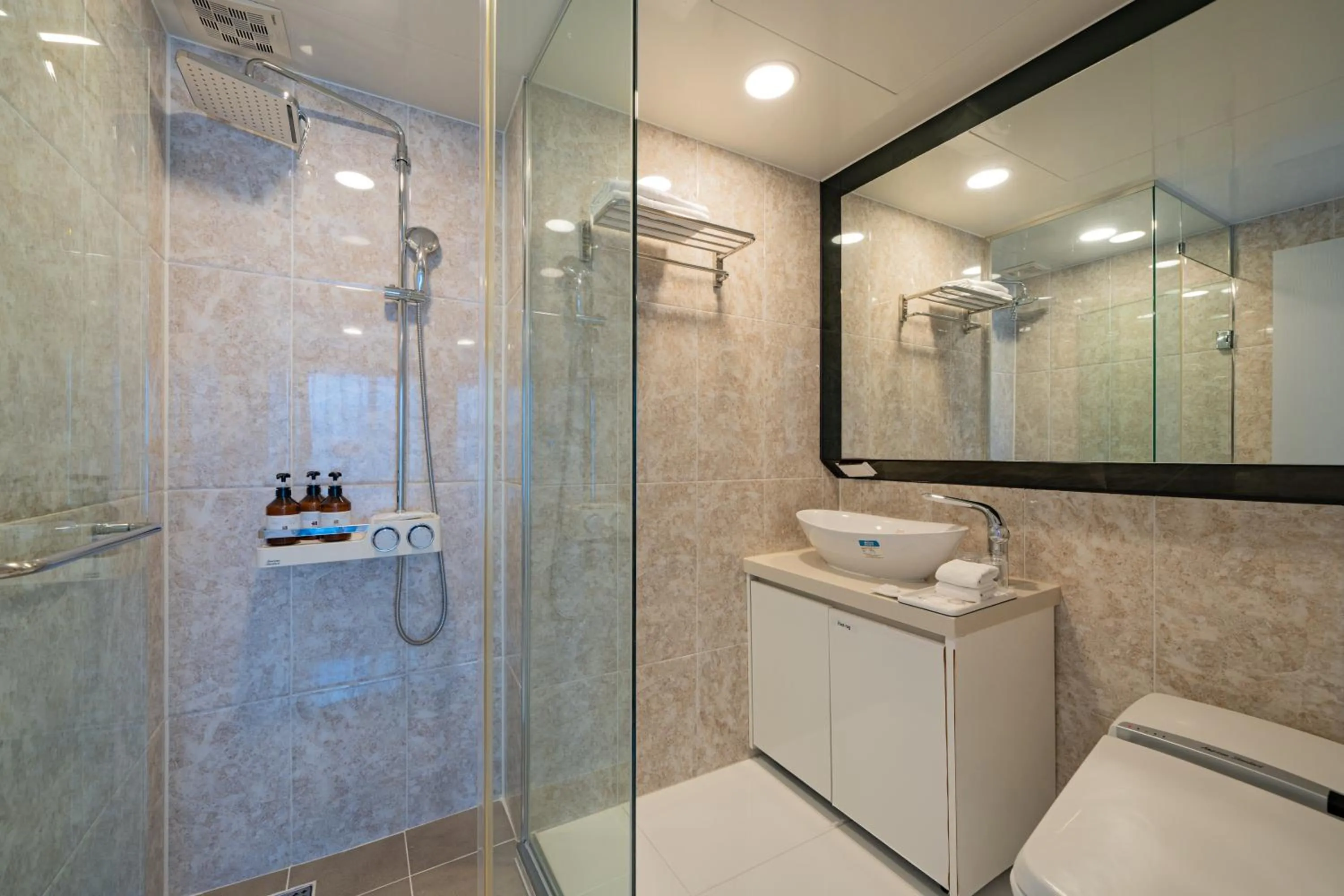 Toilet in Hotel Stayon