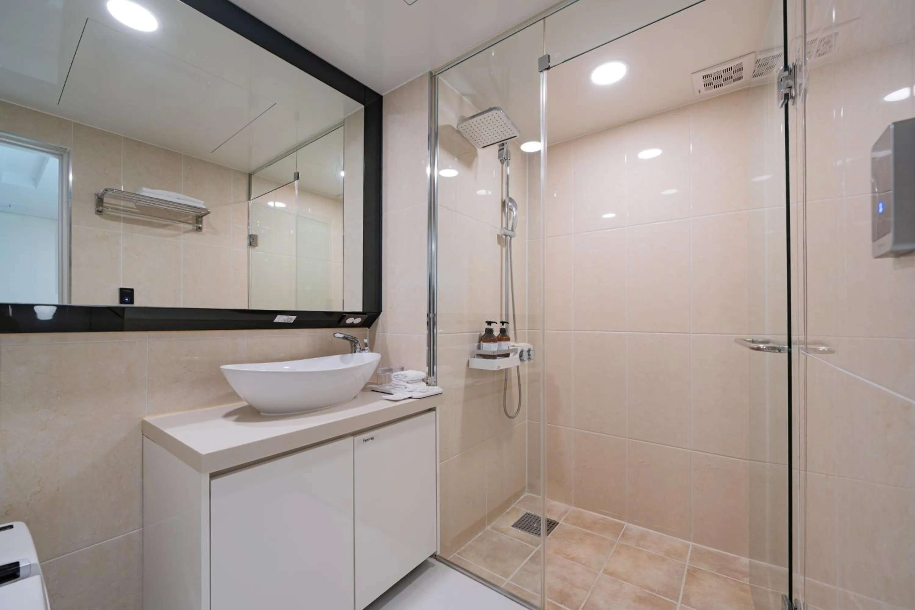 Toilet in Hotel Stayon