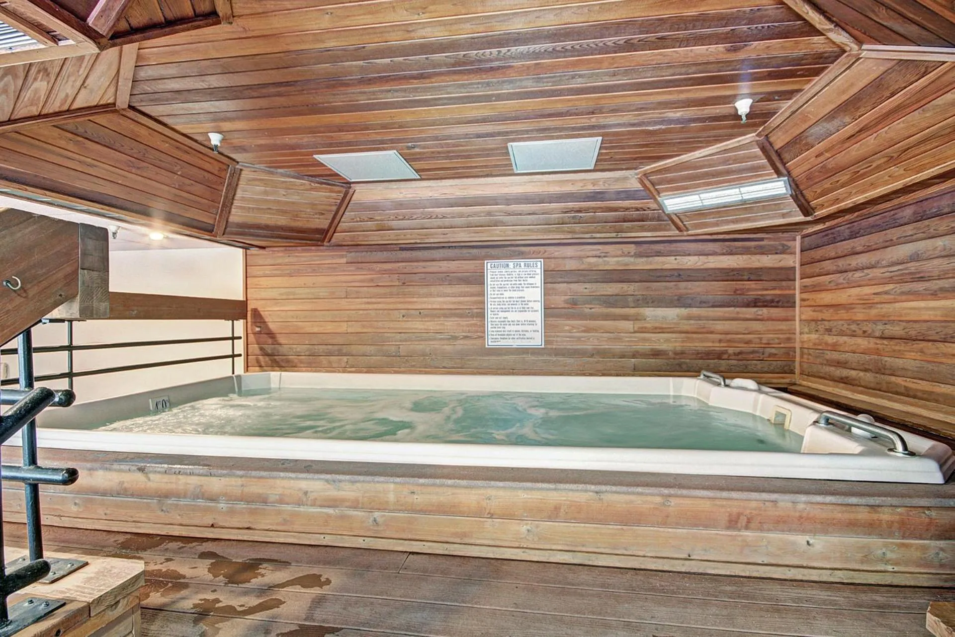 Hot Tub in VS643 Square Condo