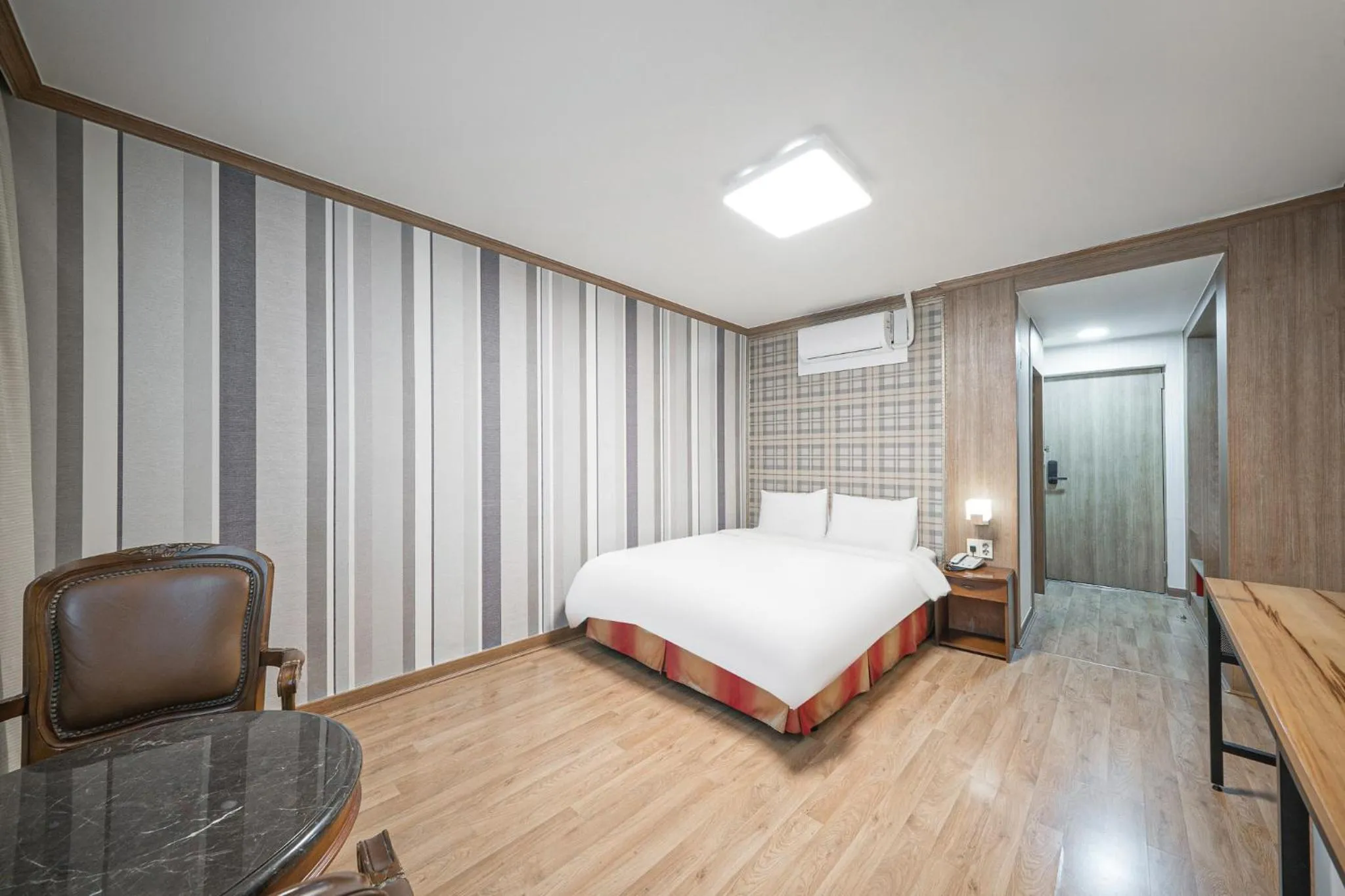Bedroom, Bed in Changwon Olympic Hotel