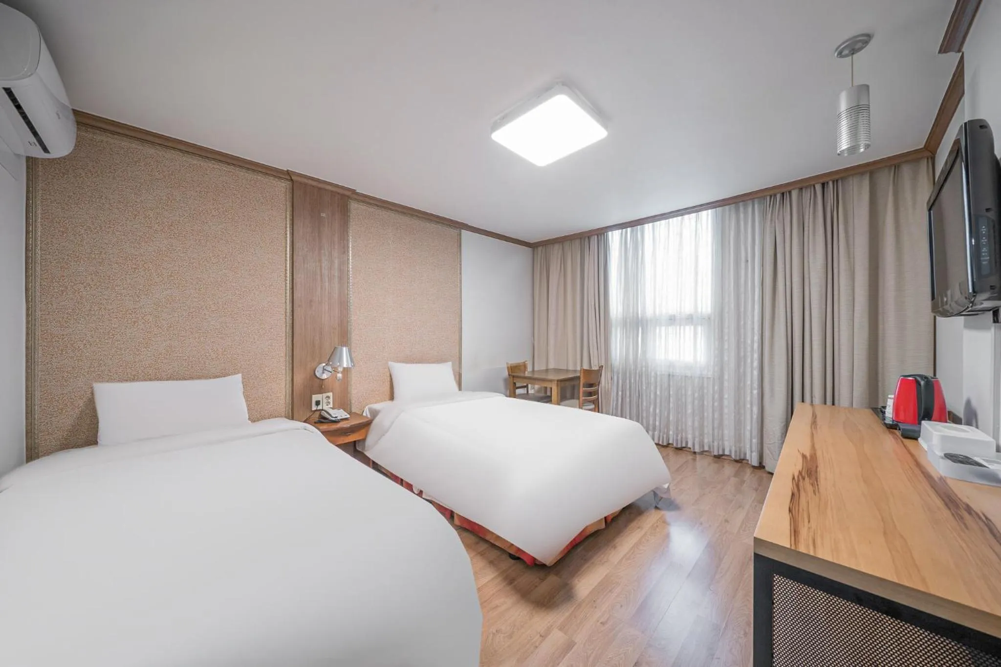 Bedroom, Bed in Changwon Olympic Hotel