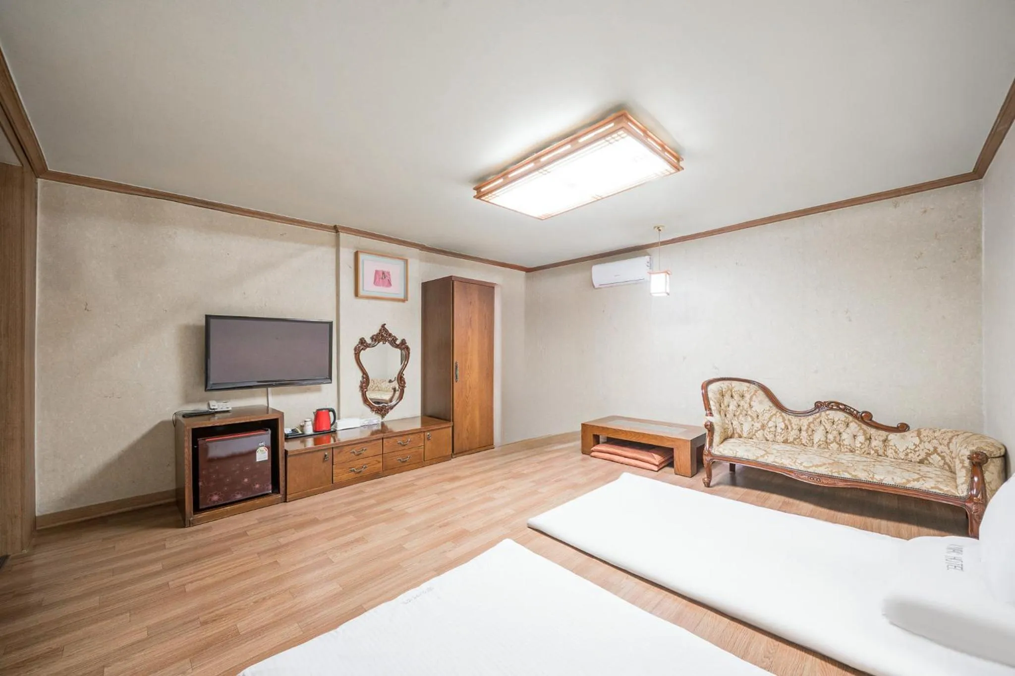 Photo of the whole room, Bed in Changwon Olympic Hotel