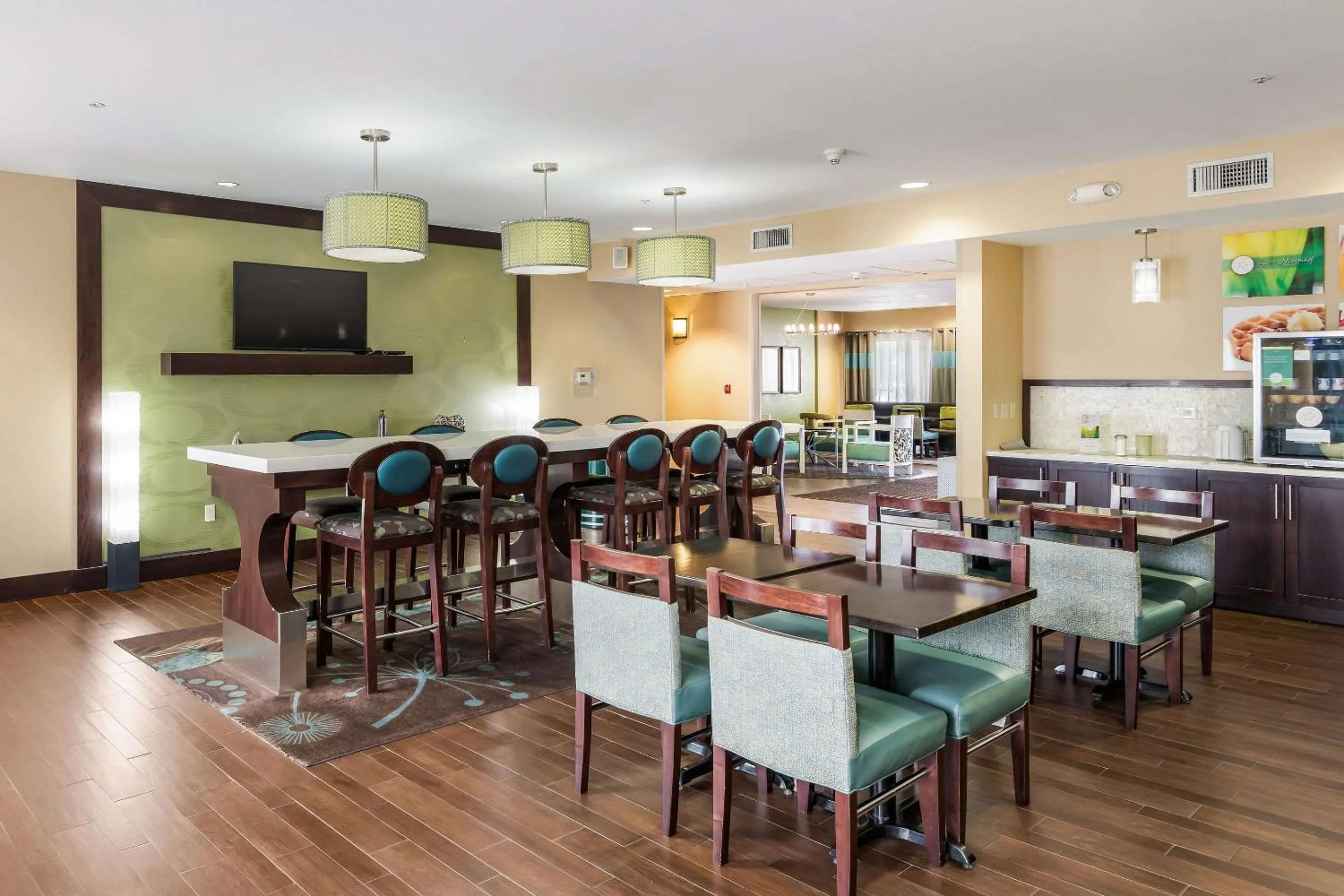 Breakfast in Quality Inn & Suites Quincy - Downtown