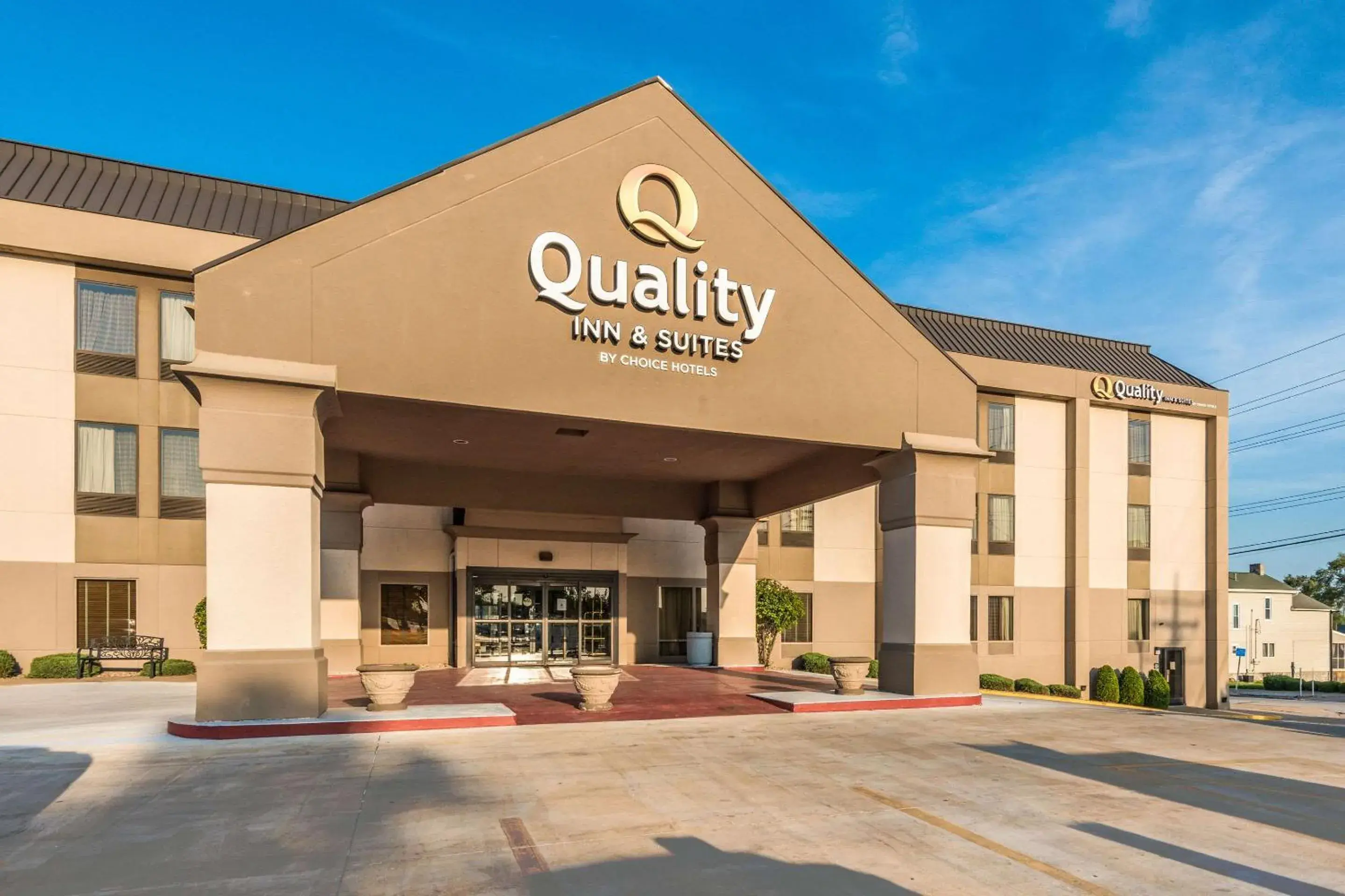 Property building in Quality Inn & Suites Quincy - Downtown Property building in Quality Inn & Suites Quincy - Downtown