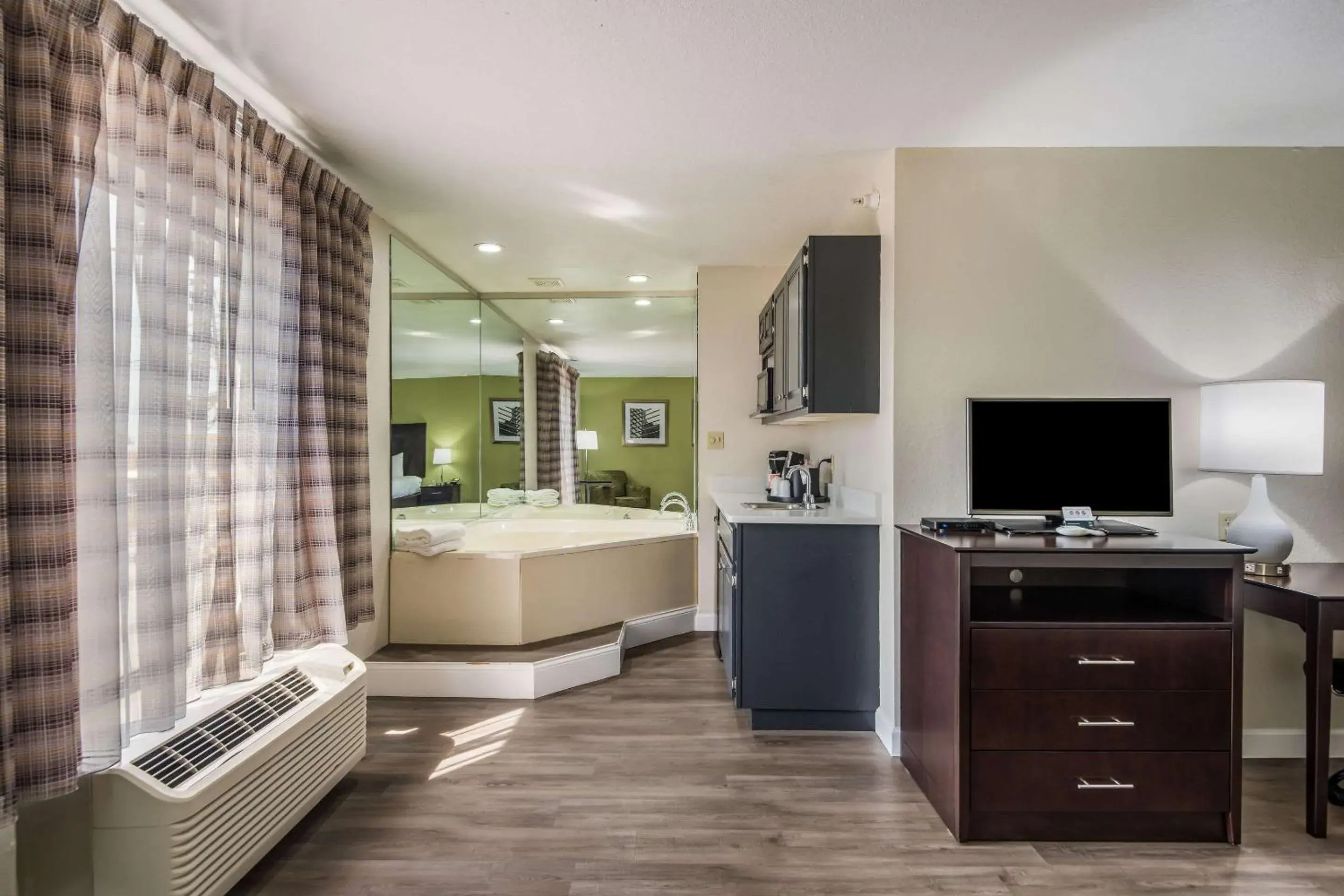 Bedroom, Bed in Quality Inn & Suites Quincy - Downtown Bedroom, Bed in Quality Inn & Suites Quincy - Downtown