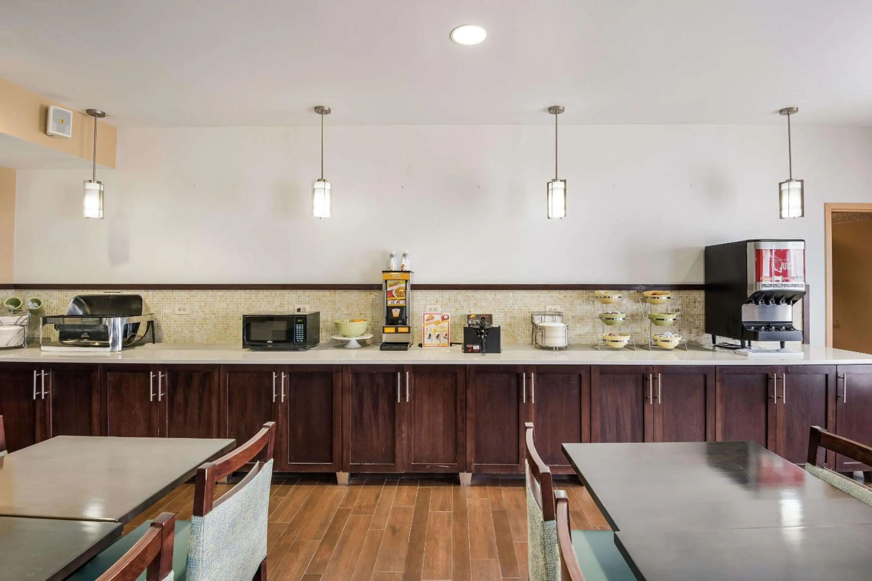 Breakfast in Quality Inn & Suites Quincy - Downtown