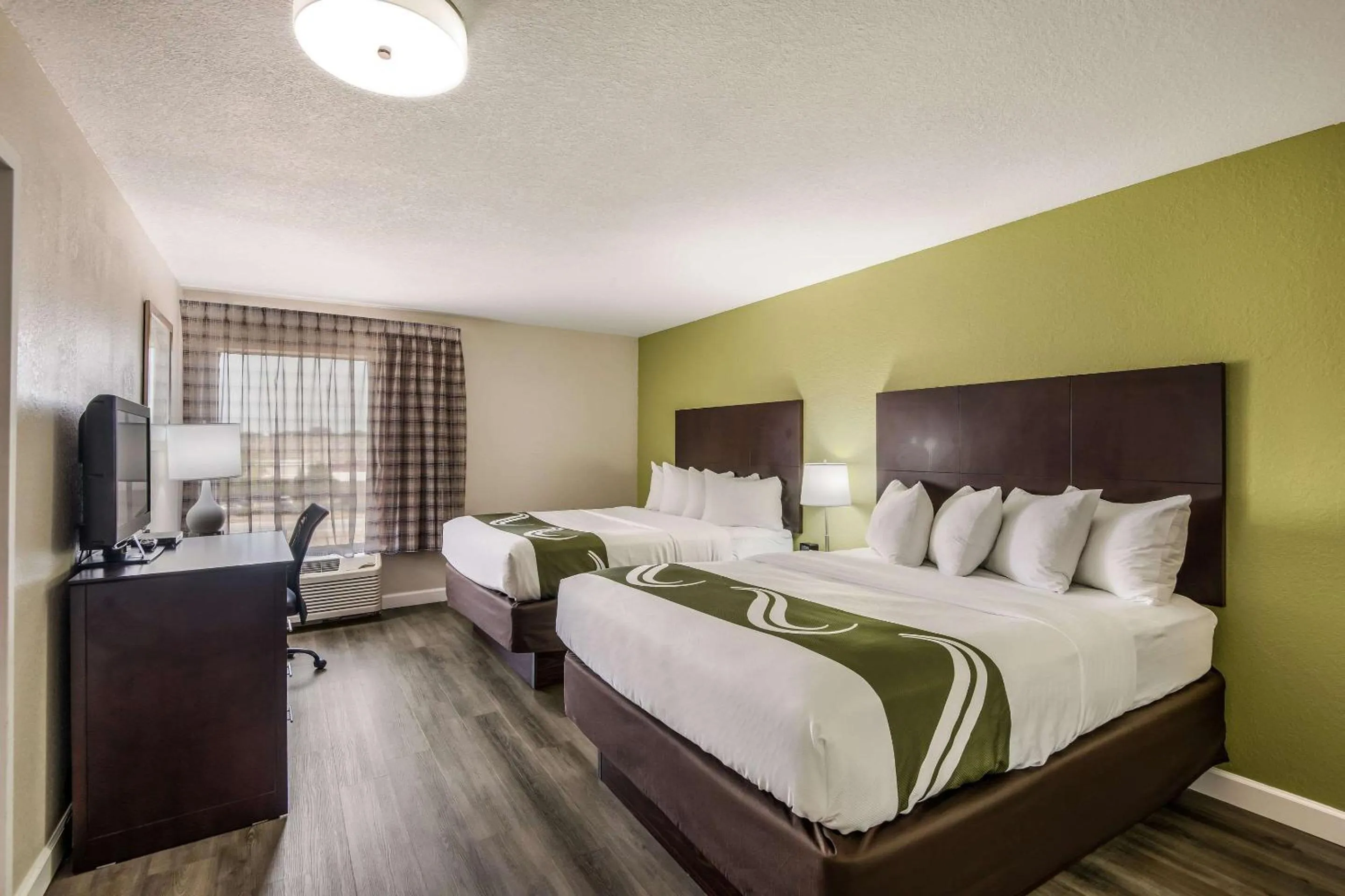 Bedroom, Bed in Quality Inn & Suites Quincy - Downtown