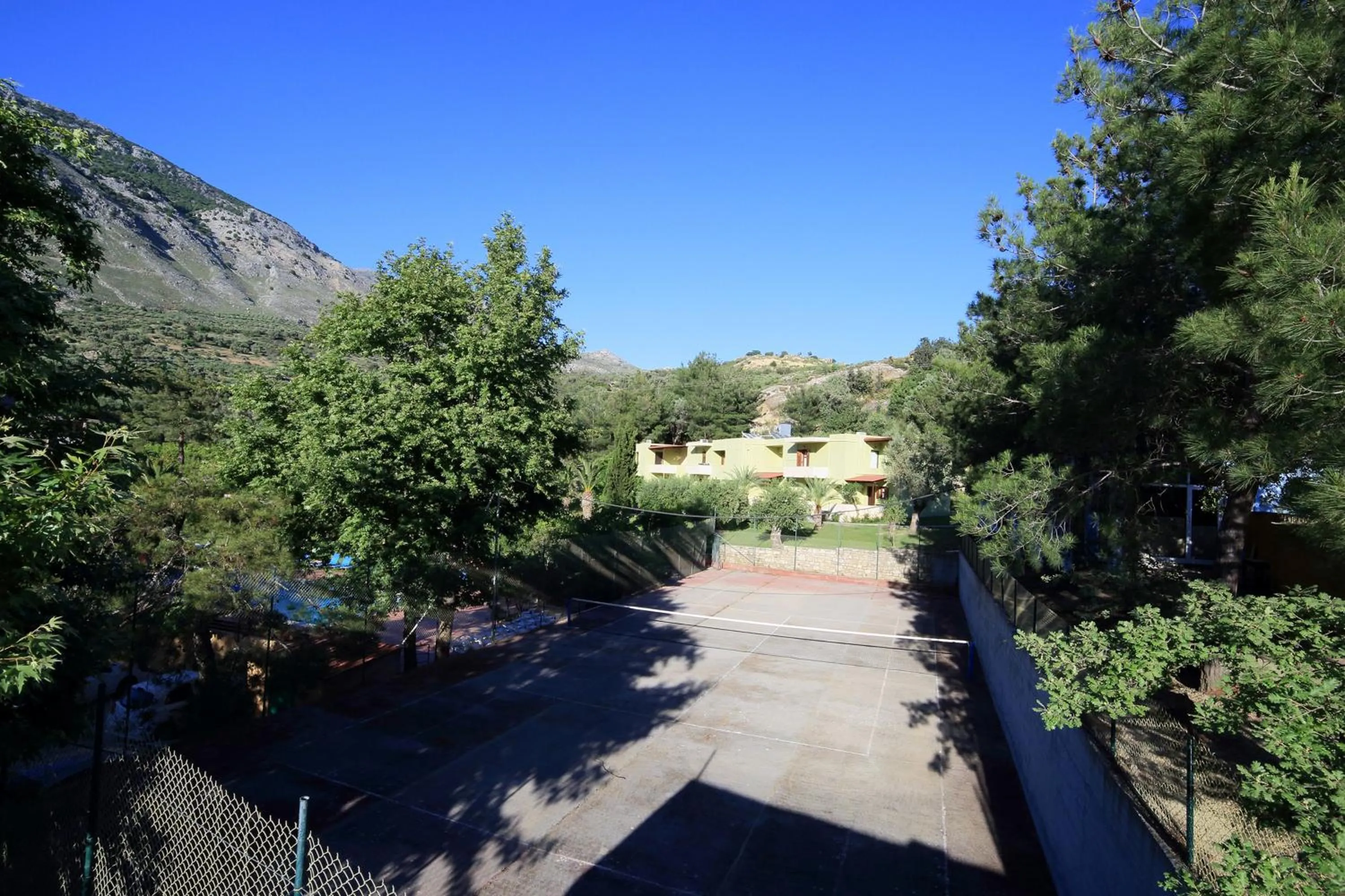 Tennis court in Idi Hotel