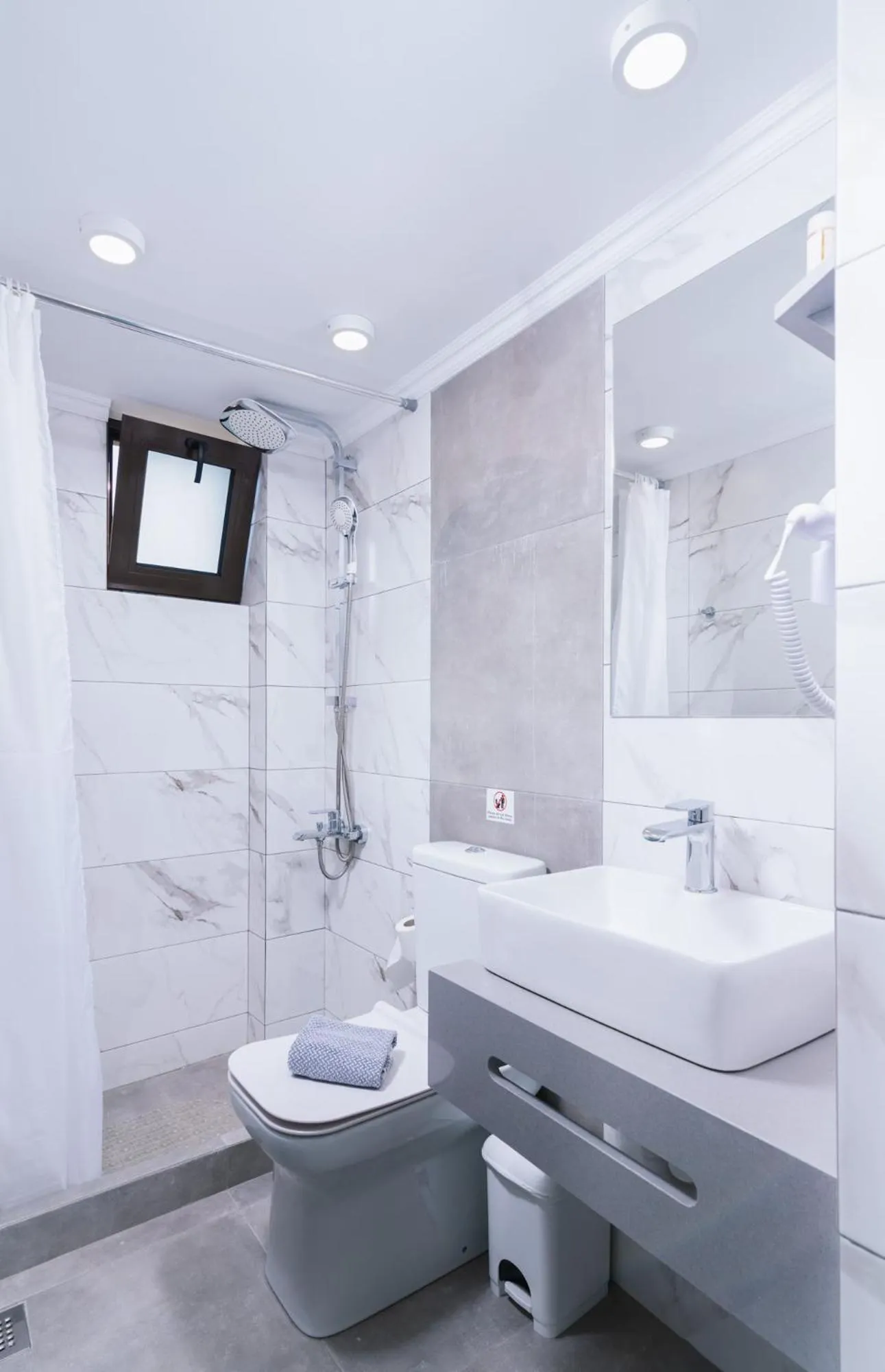 Bathroom in Idi Hotel