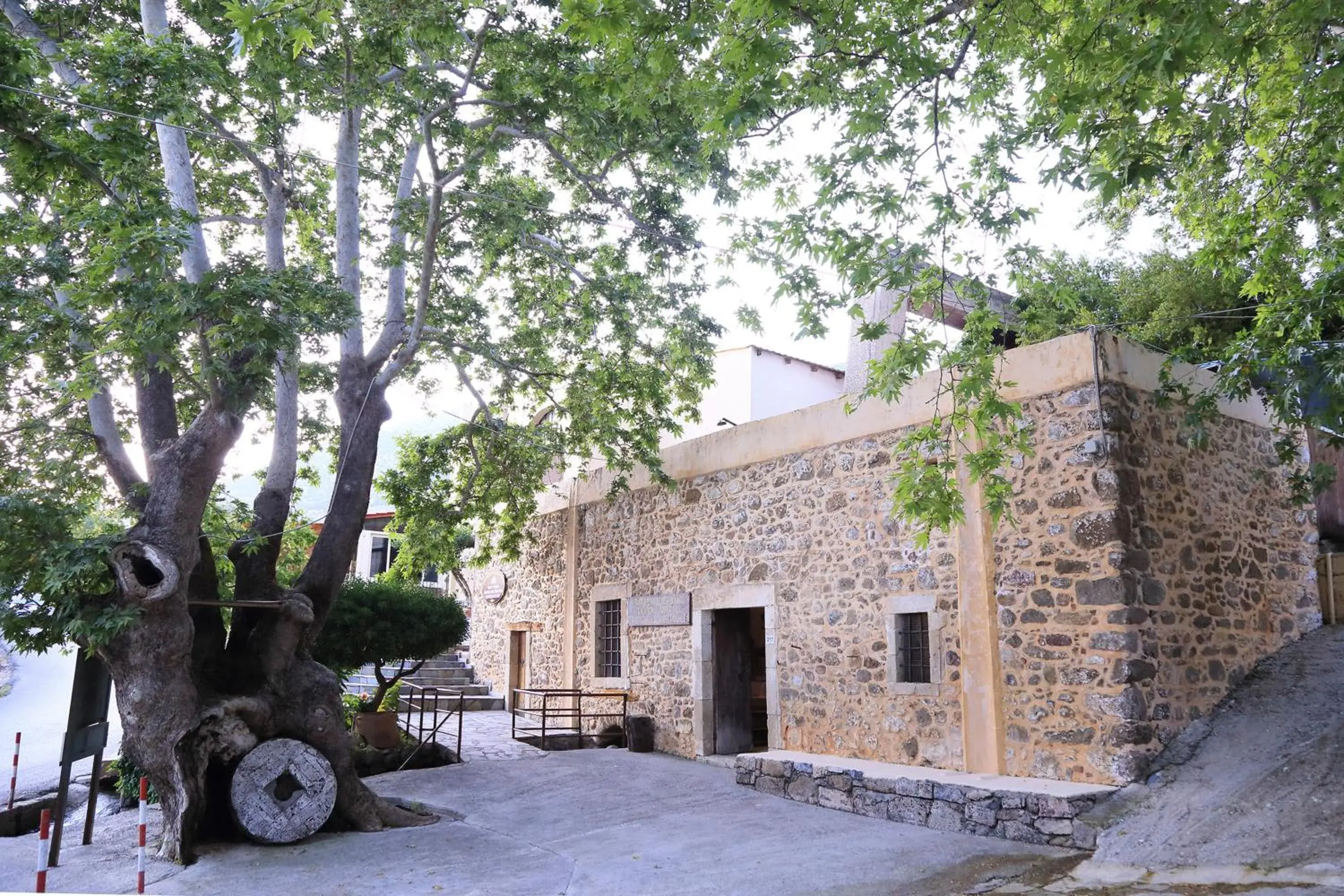 Property building in Idi Hotel Property building in Idi Hotel