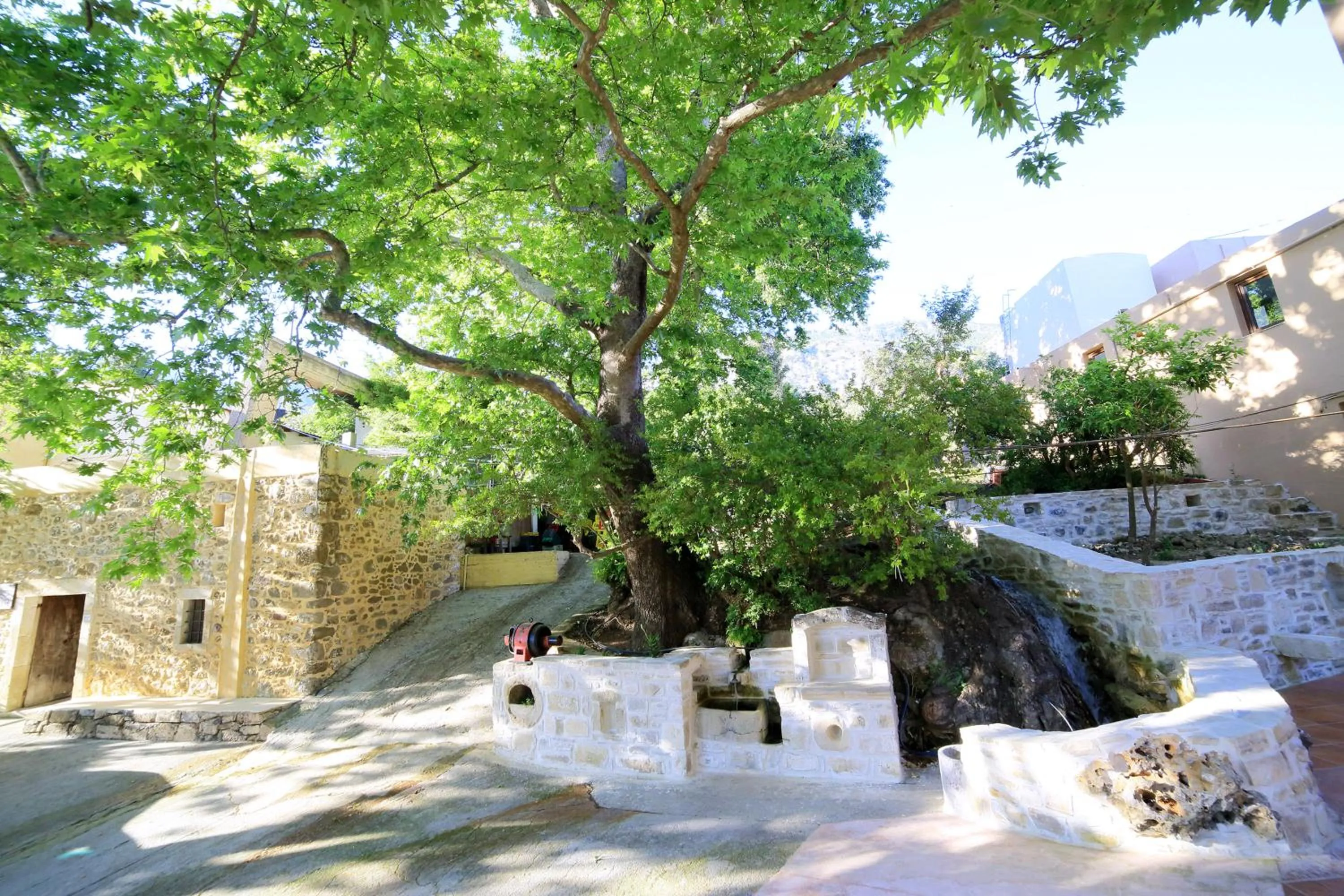 Property building in Idi Hotel