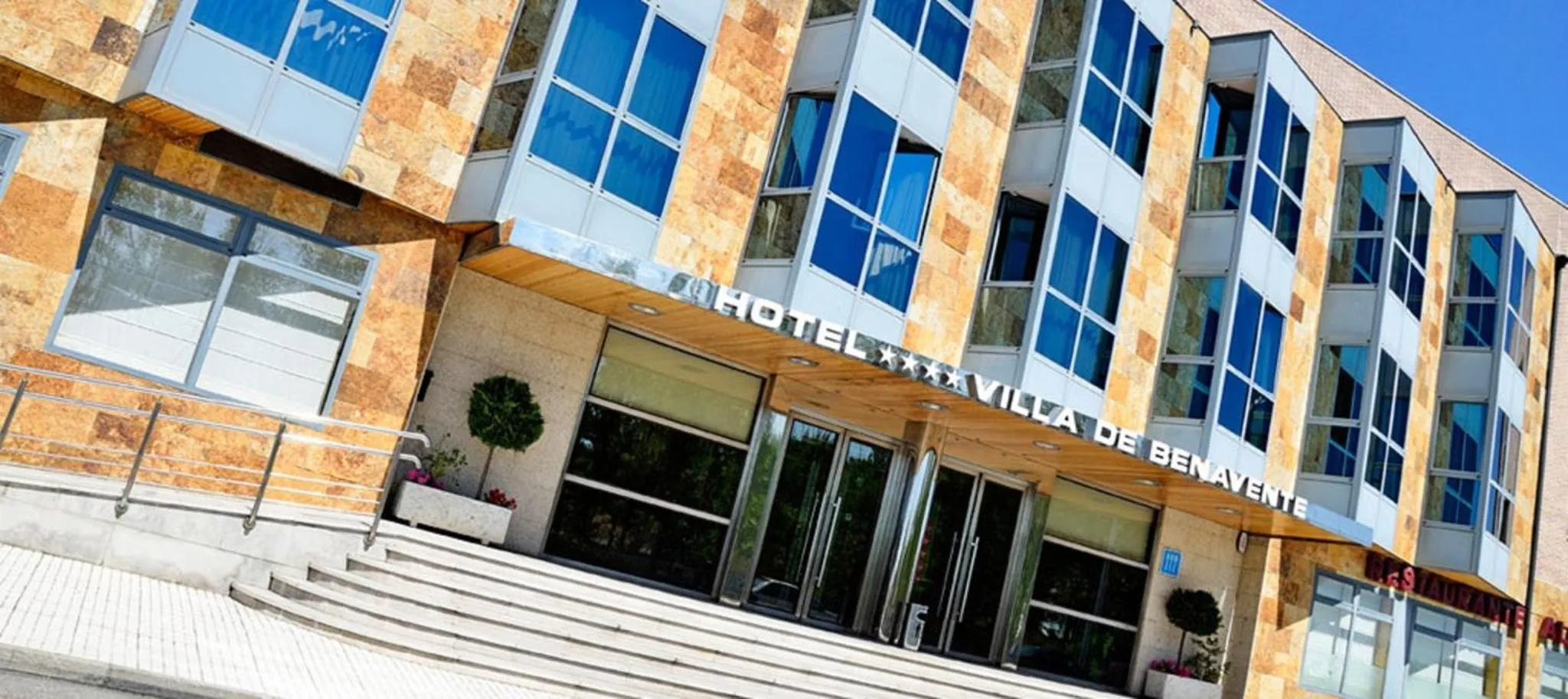 Facade/entrance in Hotel Villa de Benavente