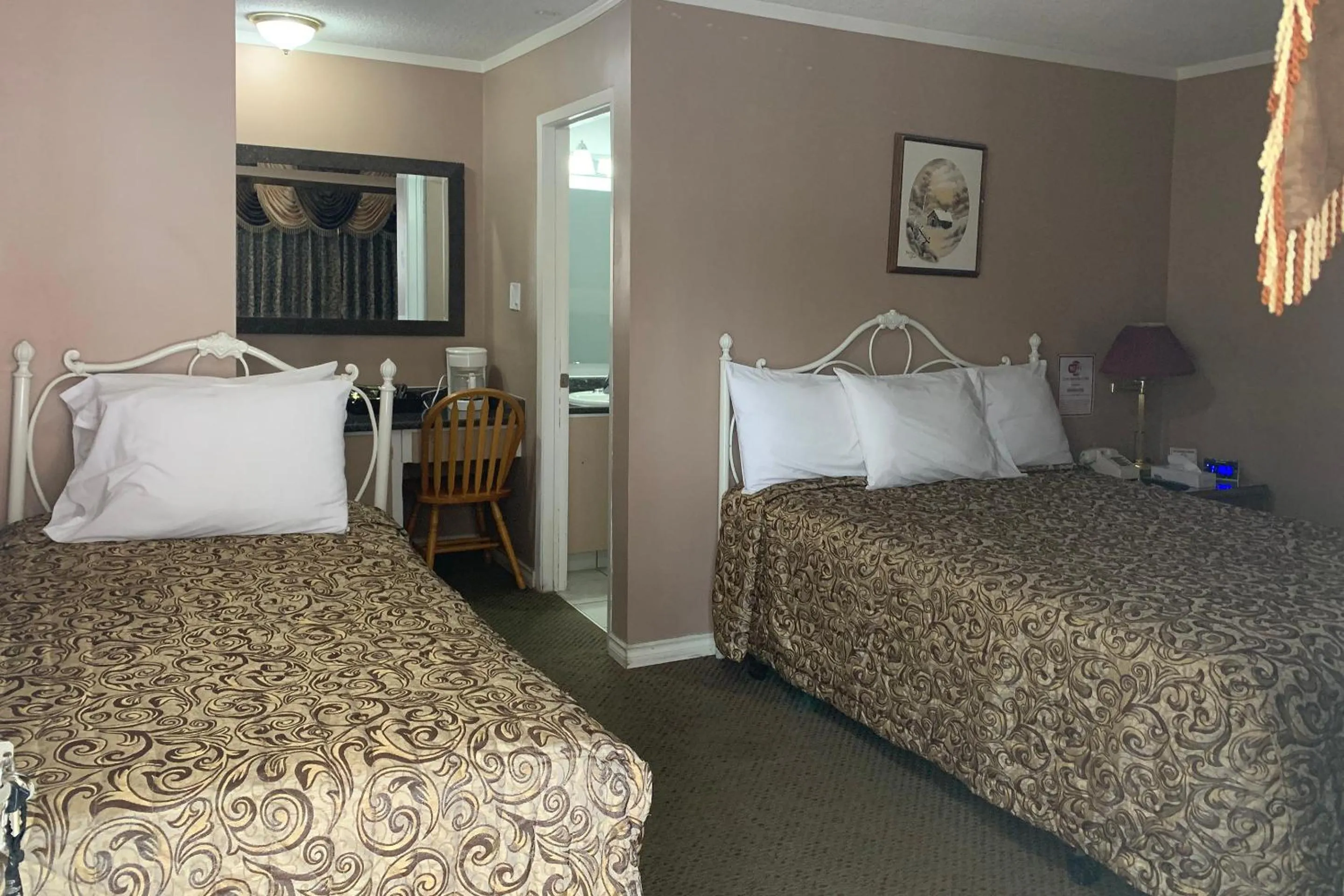 Bedroom in Lucien Motel