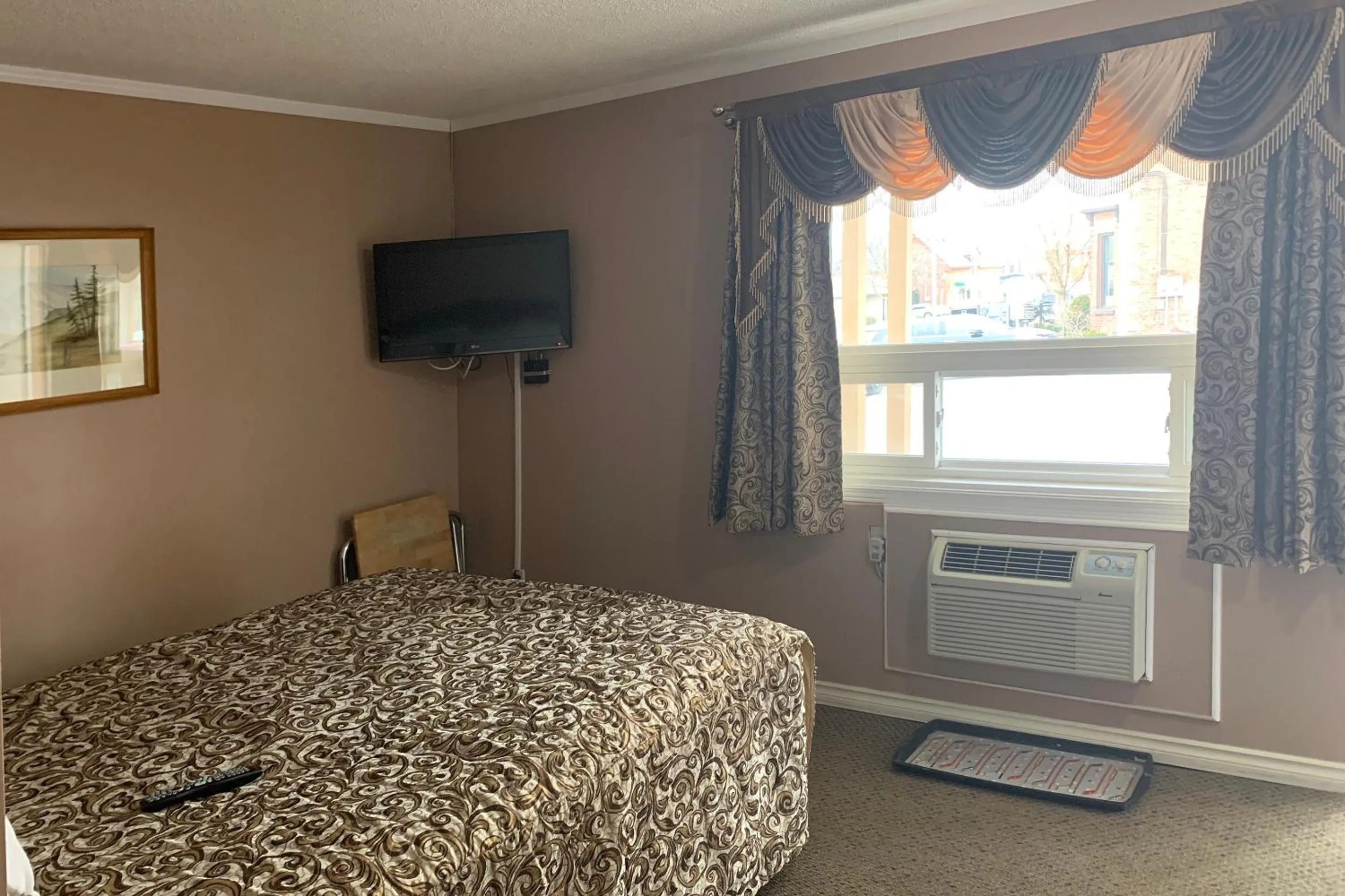 Bedroom in Lucien Motel