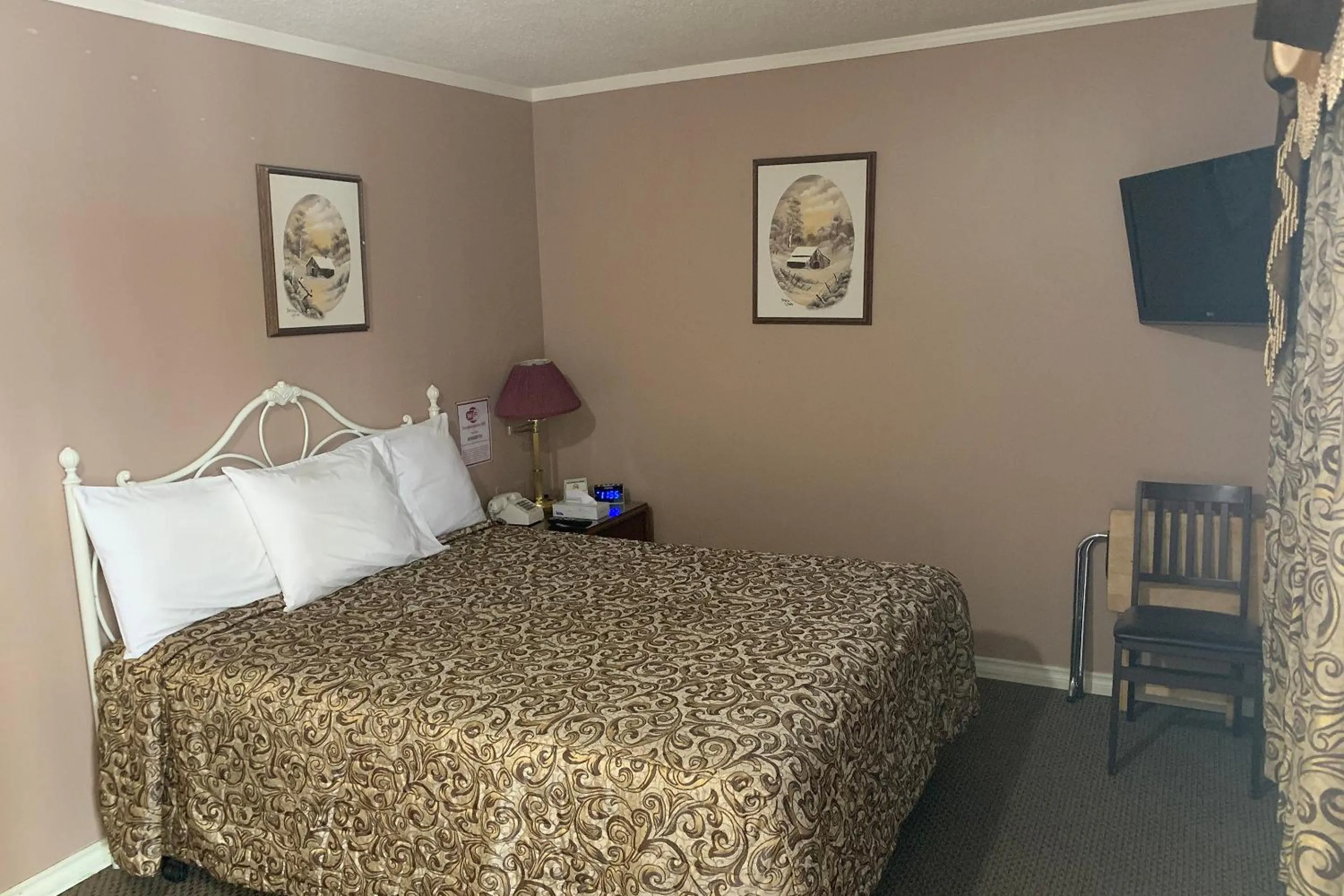 Bed in Lucien Motel