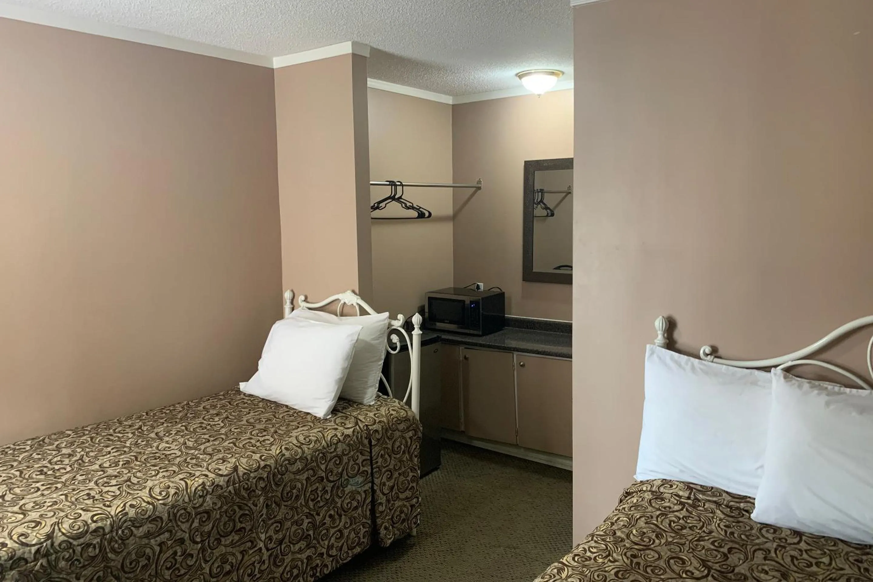Bedroom in Lucien Motel