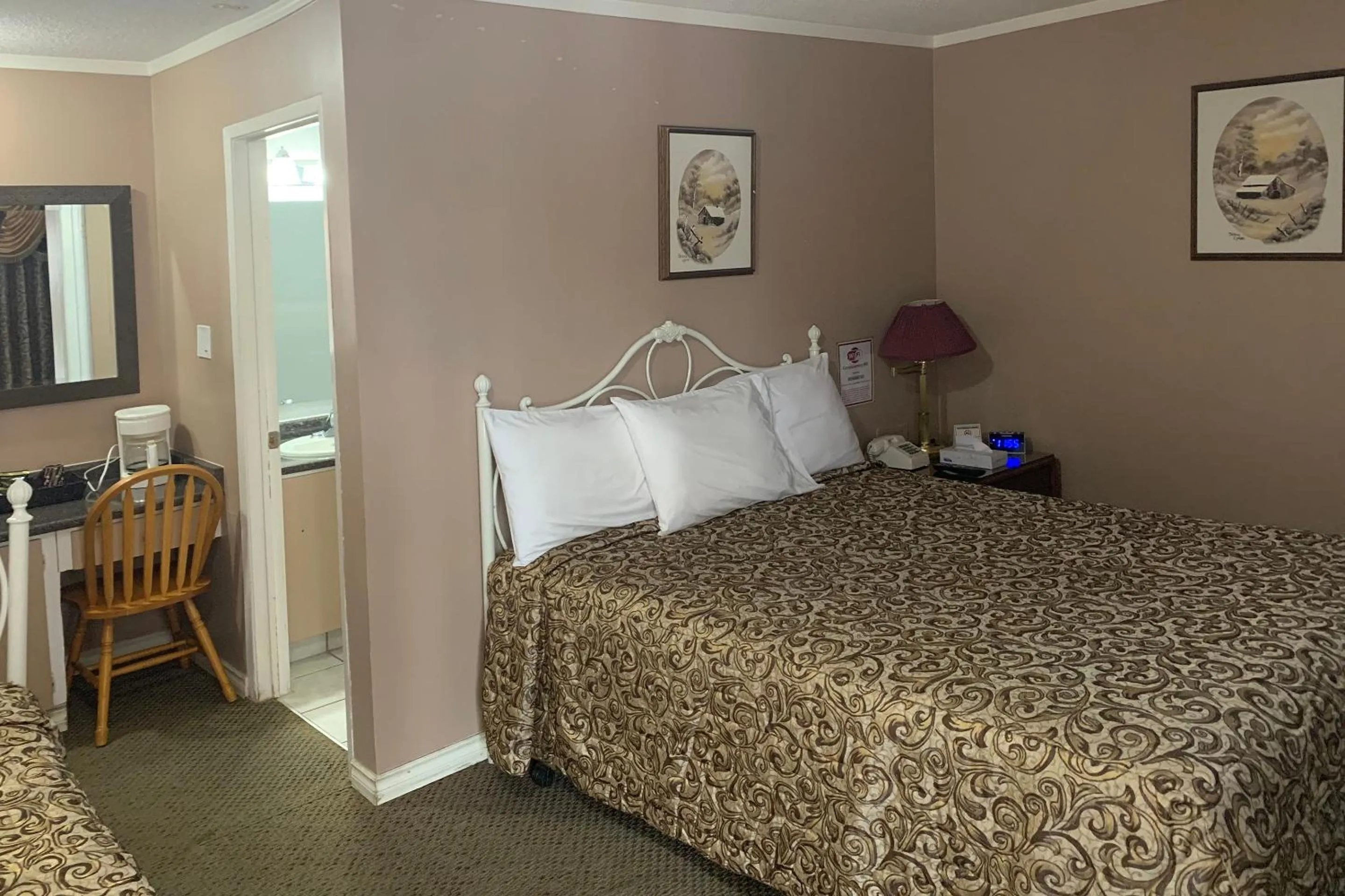 Bedroom in Lucien Motel
