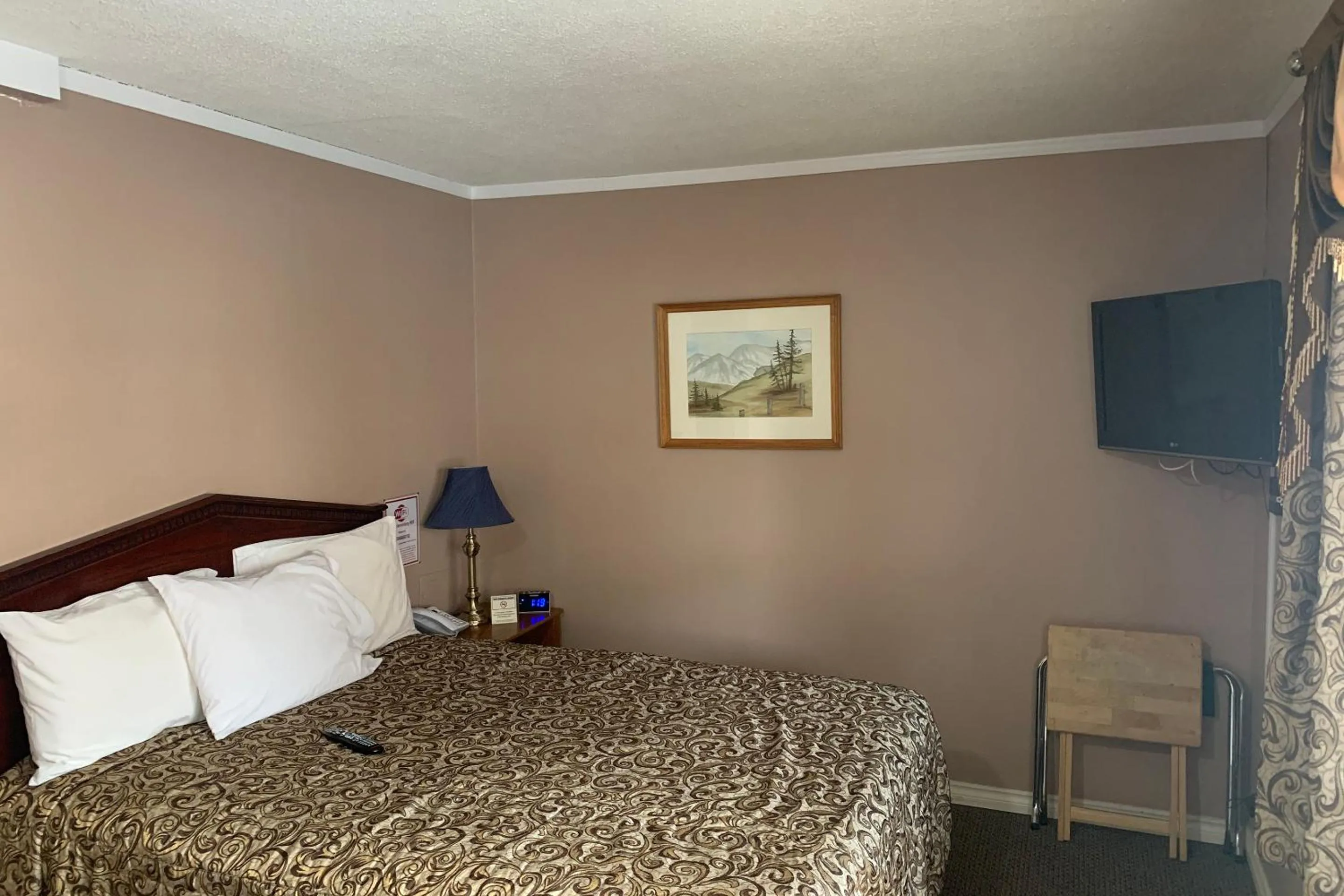 Bedroom in Lucien Motel