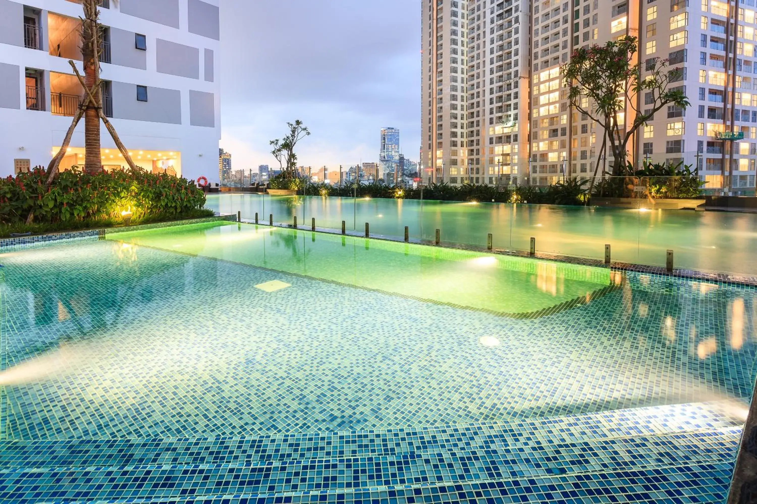 Swimming pool in TeeUp Home - Infinity Pool Signature Swimming pool in TeeUp Home - Infinity Pool Signature