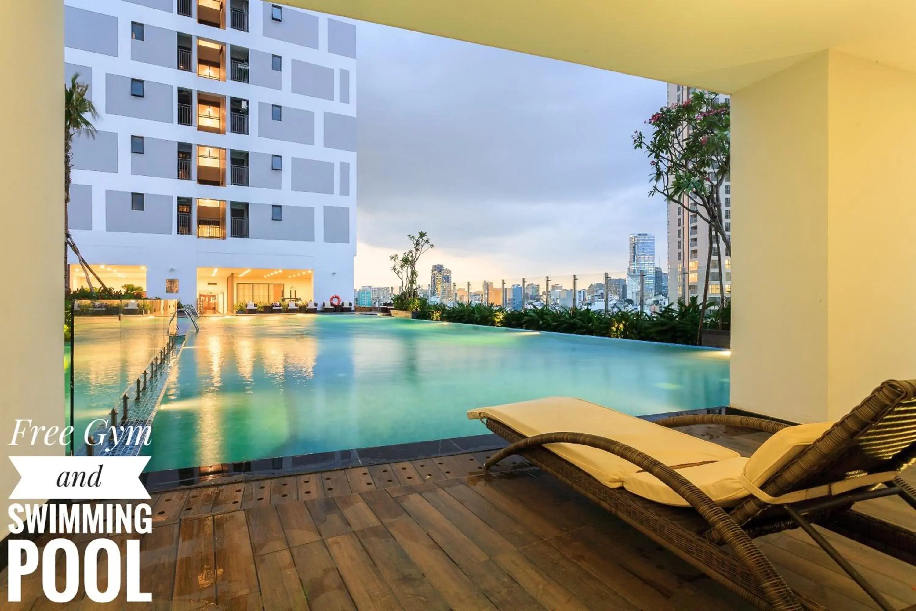 Swimming pool in TeeUp Home - Infinity Pool Signature Swimming pool in TeeUp Home - Infinity Pool Signature