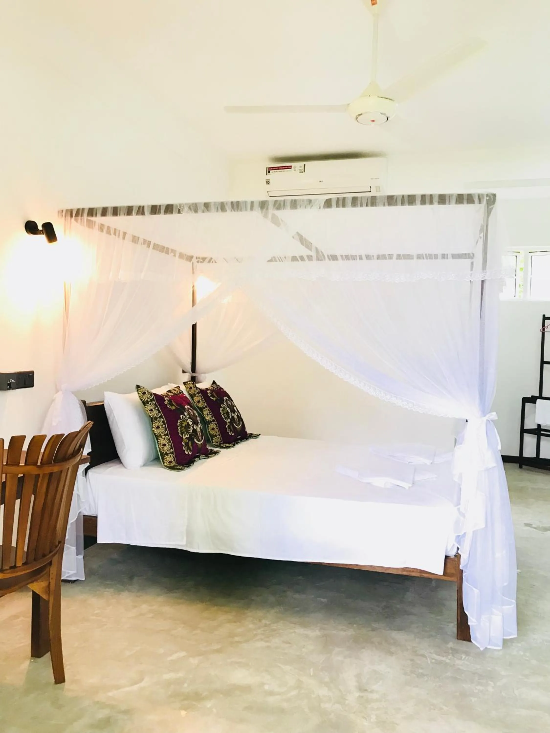 Bedroom, Bed in Sigiriya Rock Hide