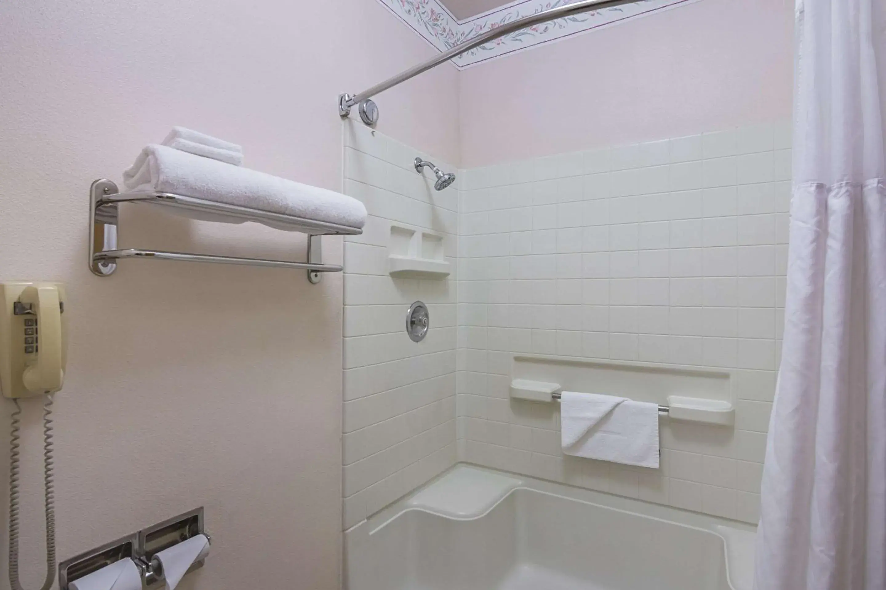 Bathroom in Quality Inn Fresno Yosemite Airport Bathroom in Quality Inn Fresno Yosemite Airport