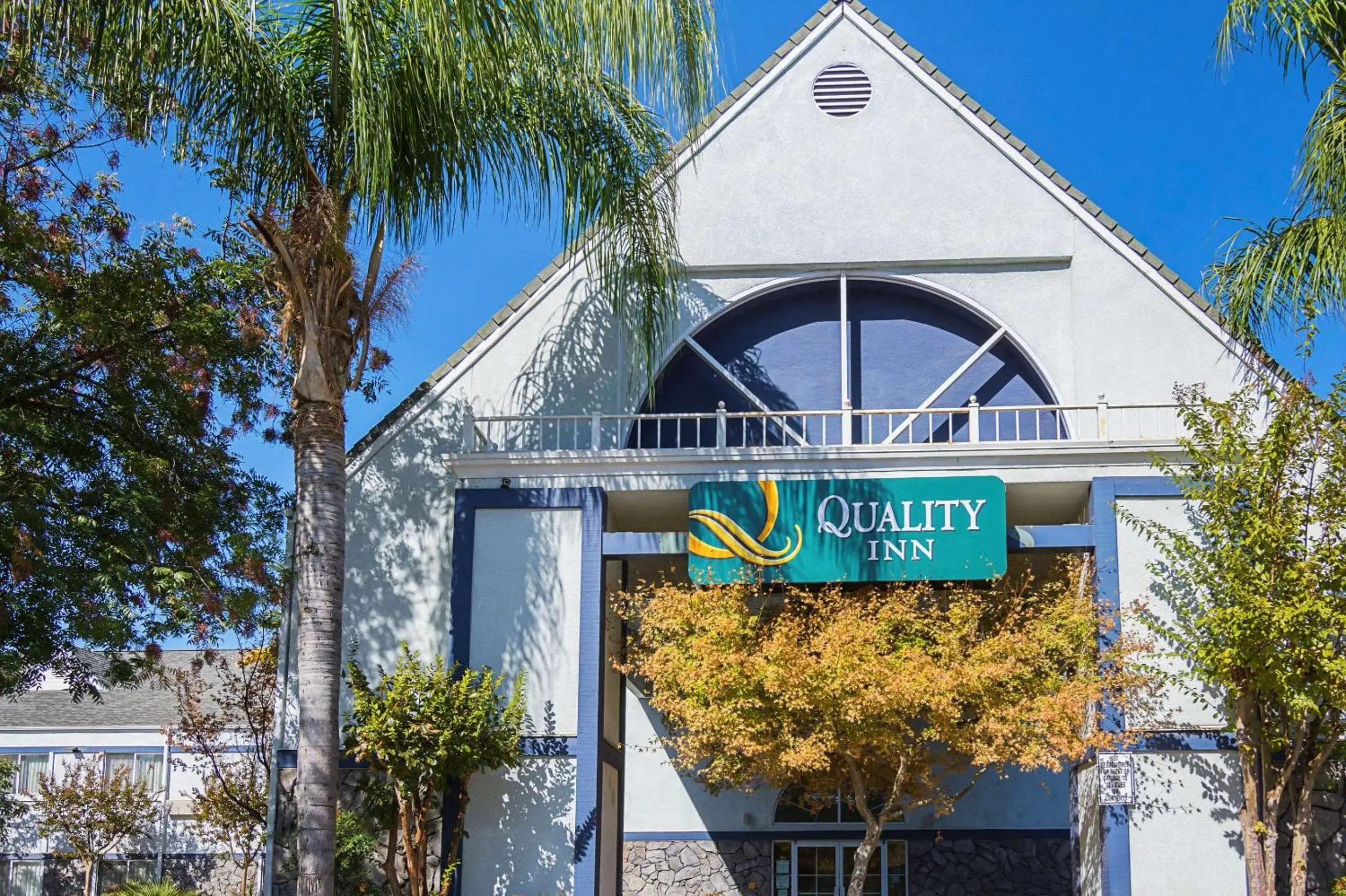 Property building in Quality Inn Fresno Yosemite Airport Property building in Quality Inn Fresno Yosemite Airport