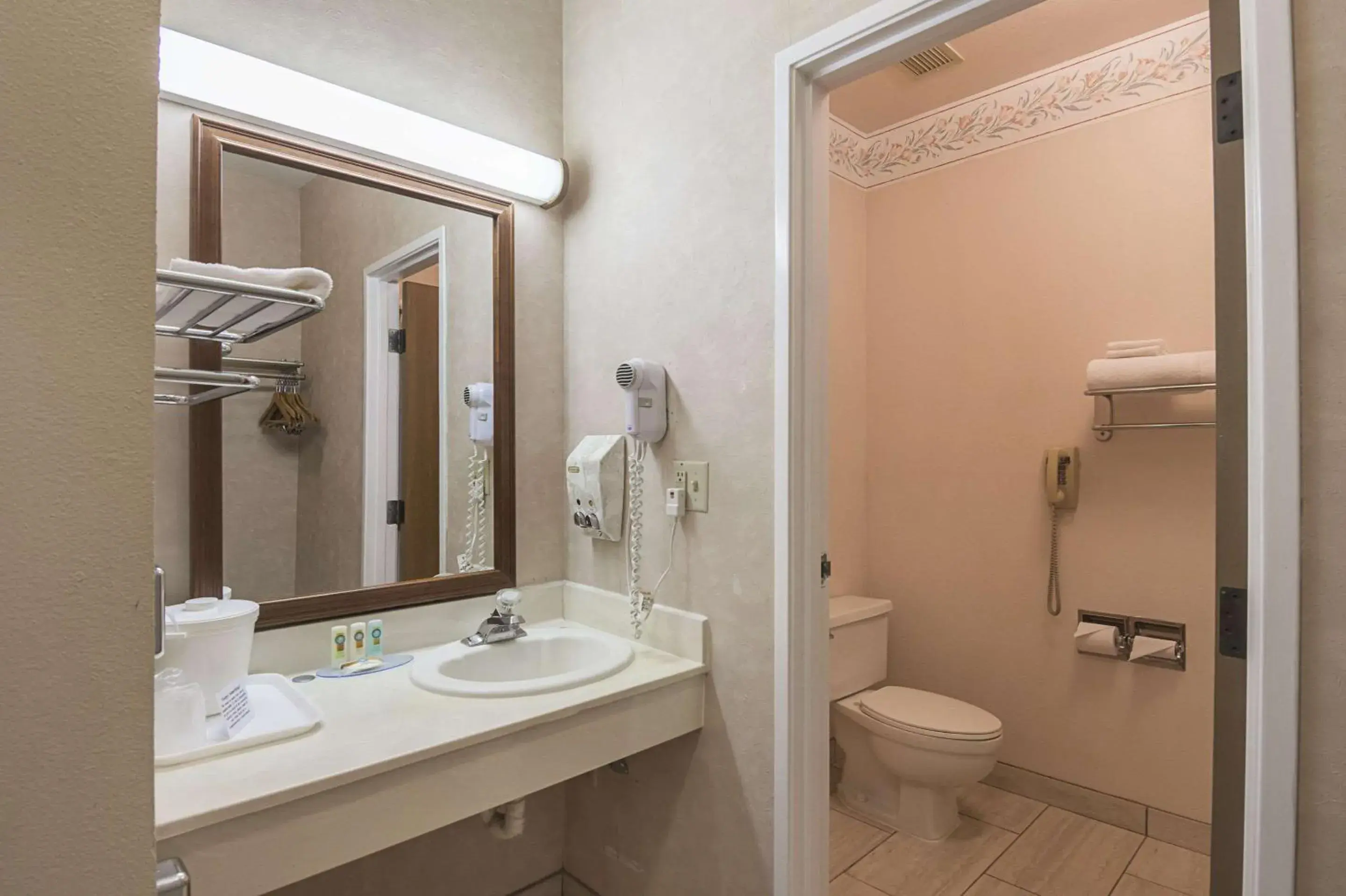 Bathroom in Quality Inn Fresno Yosemite Airport Bathroom in Quality Inn Fresno Yosemite Airport