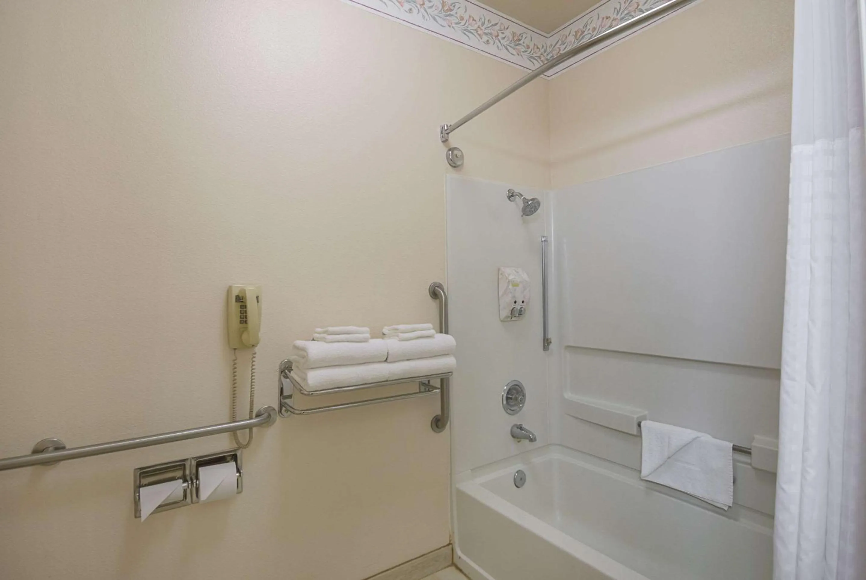 Bathroom in Quality Inn Fresno Yosemite Airport