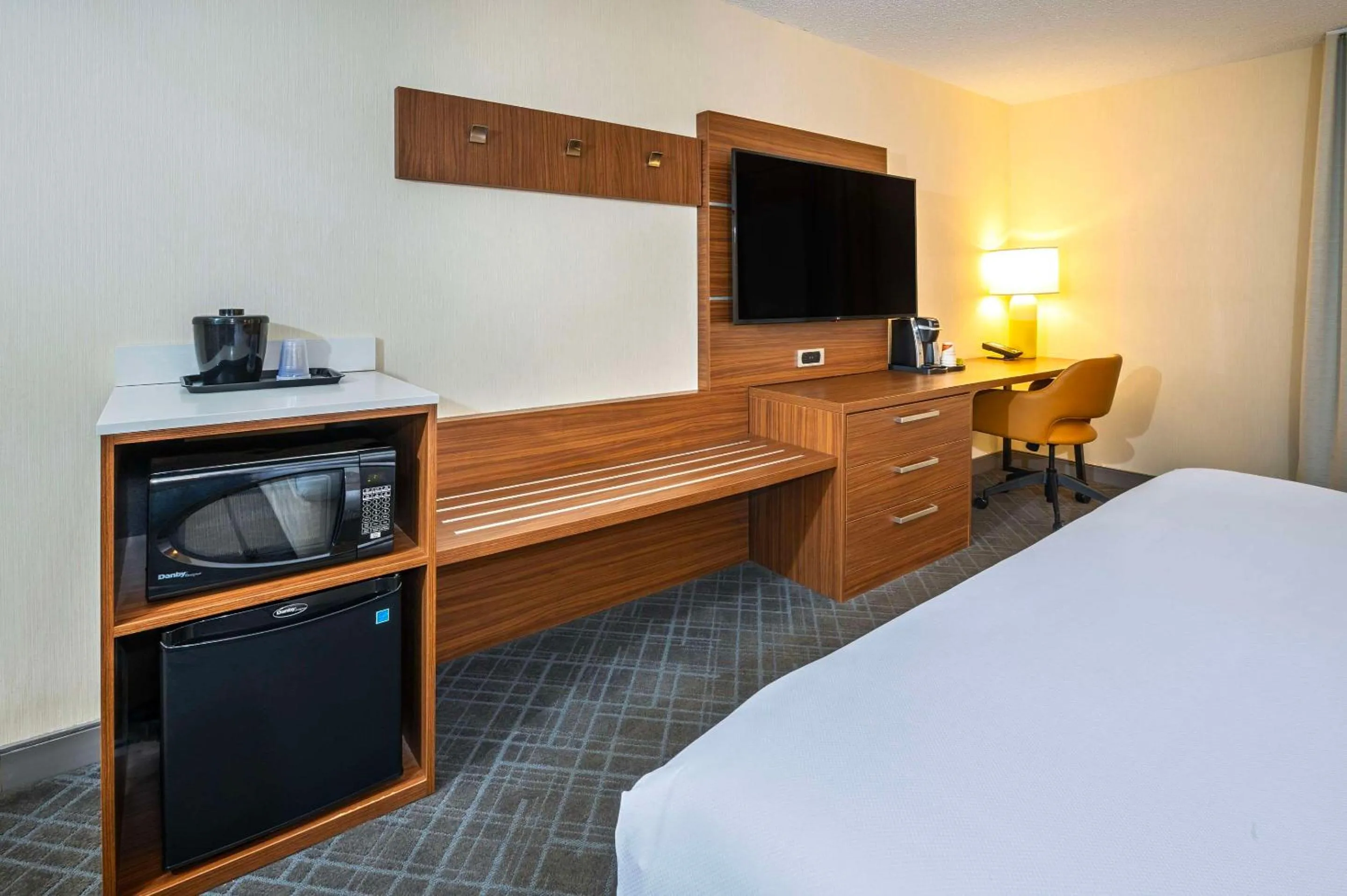 TV and multimedia, Bed in Comfort Inn & Suites