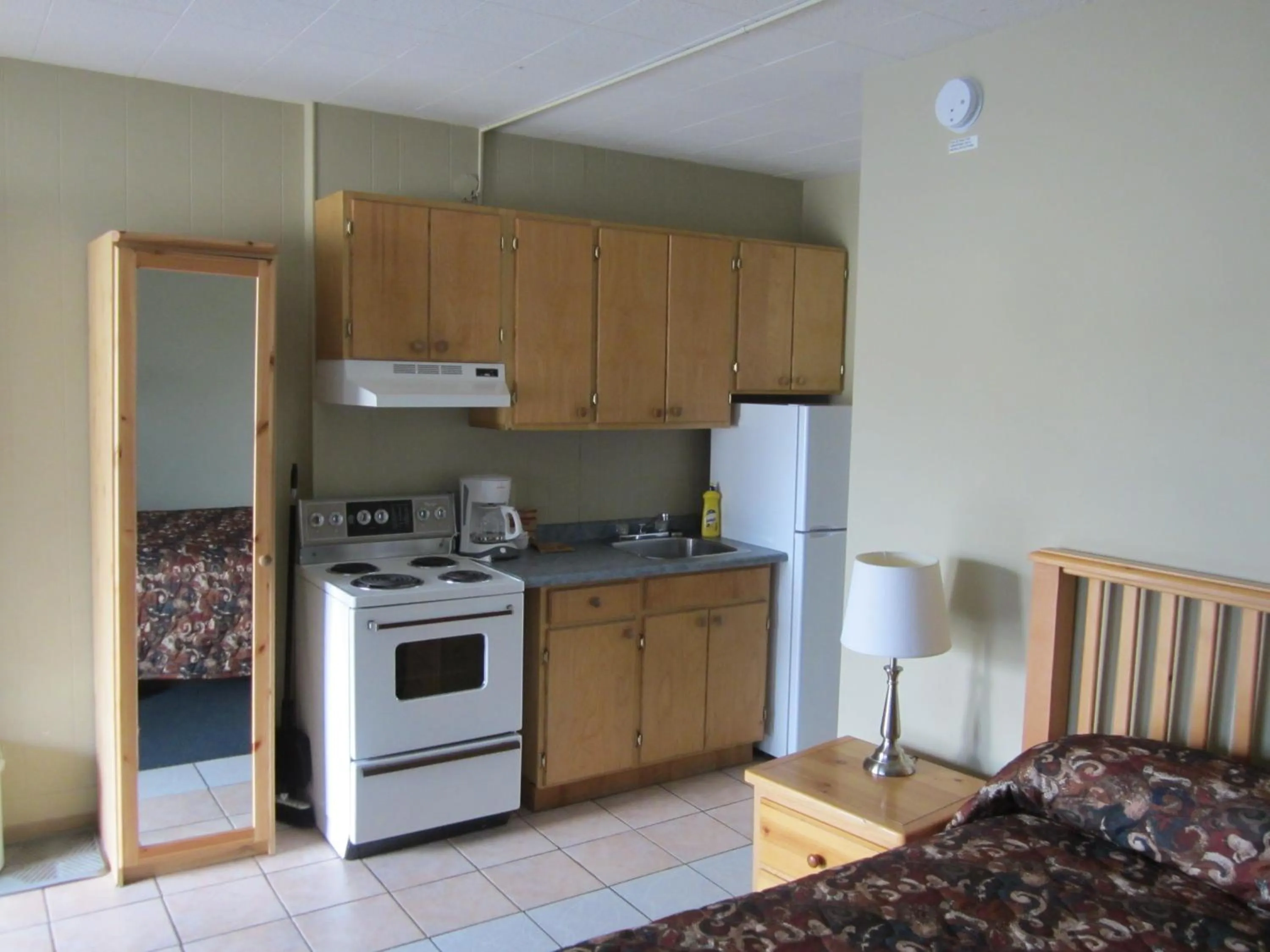 Kitchen or kitchenette in Schell Motel