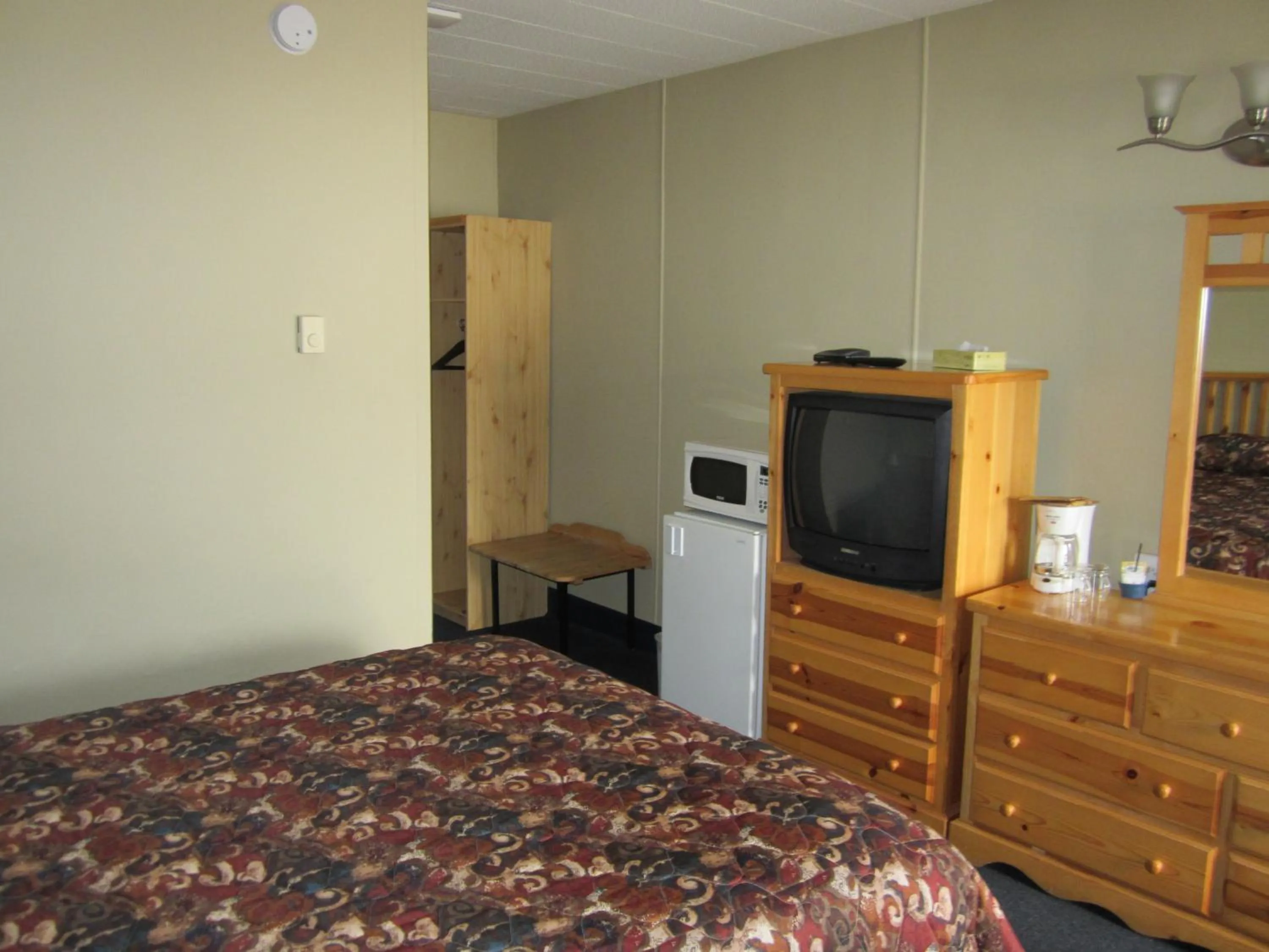 Bedroom, Bed in Schell Motel