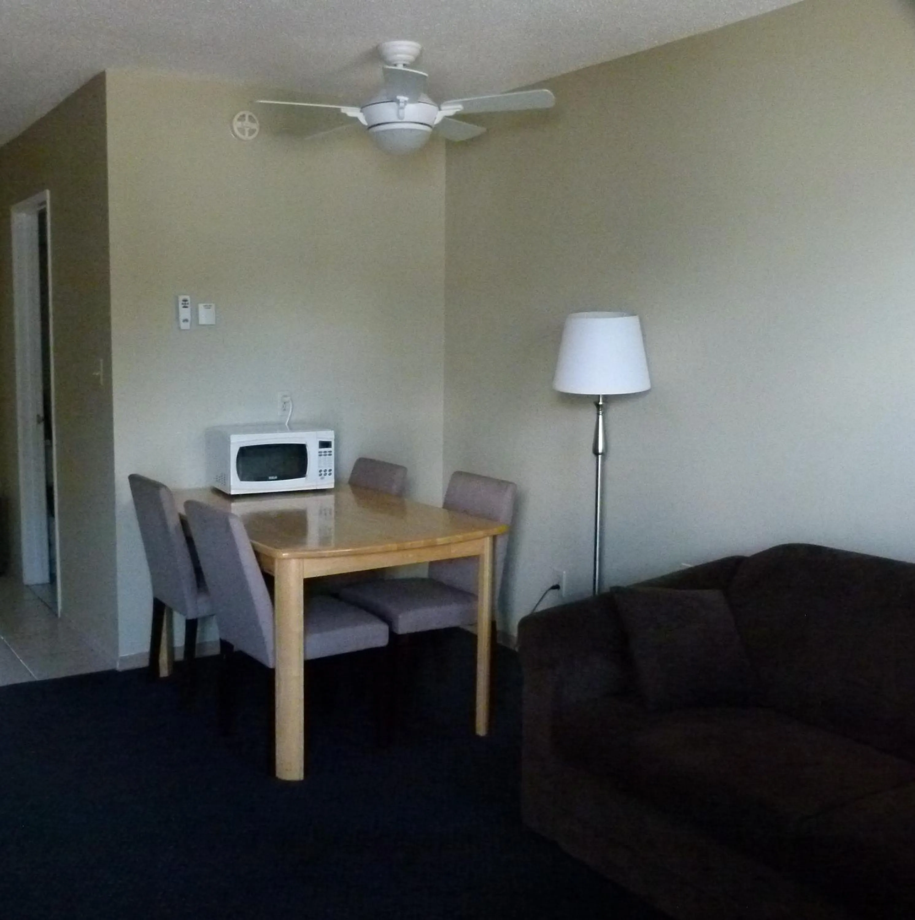 Living room in Schell Motel