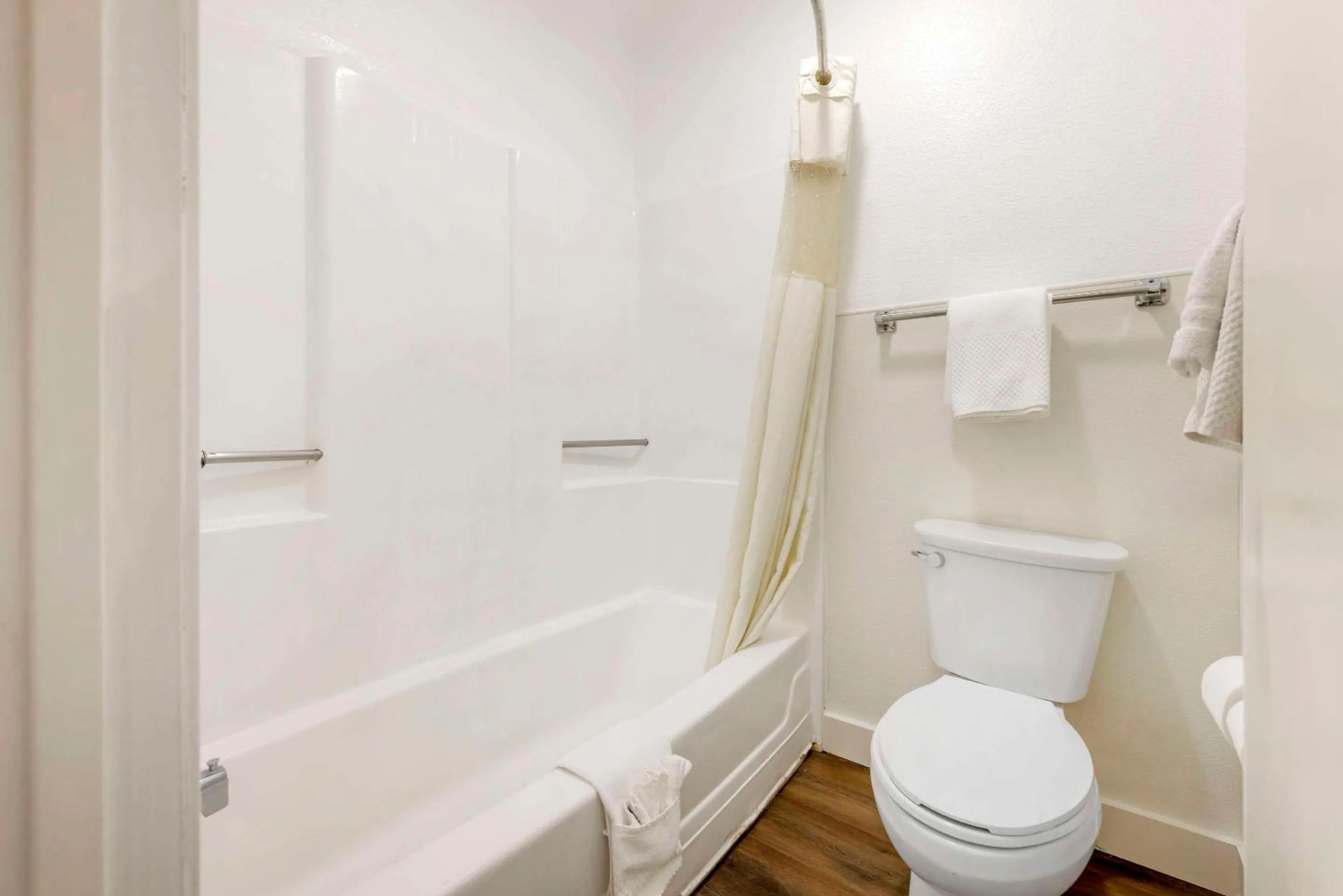 Bedroom in Rodeway Inn at Nevada State Capitol