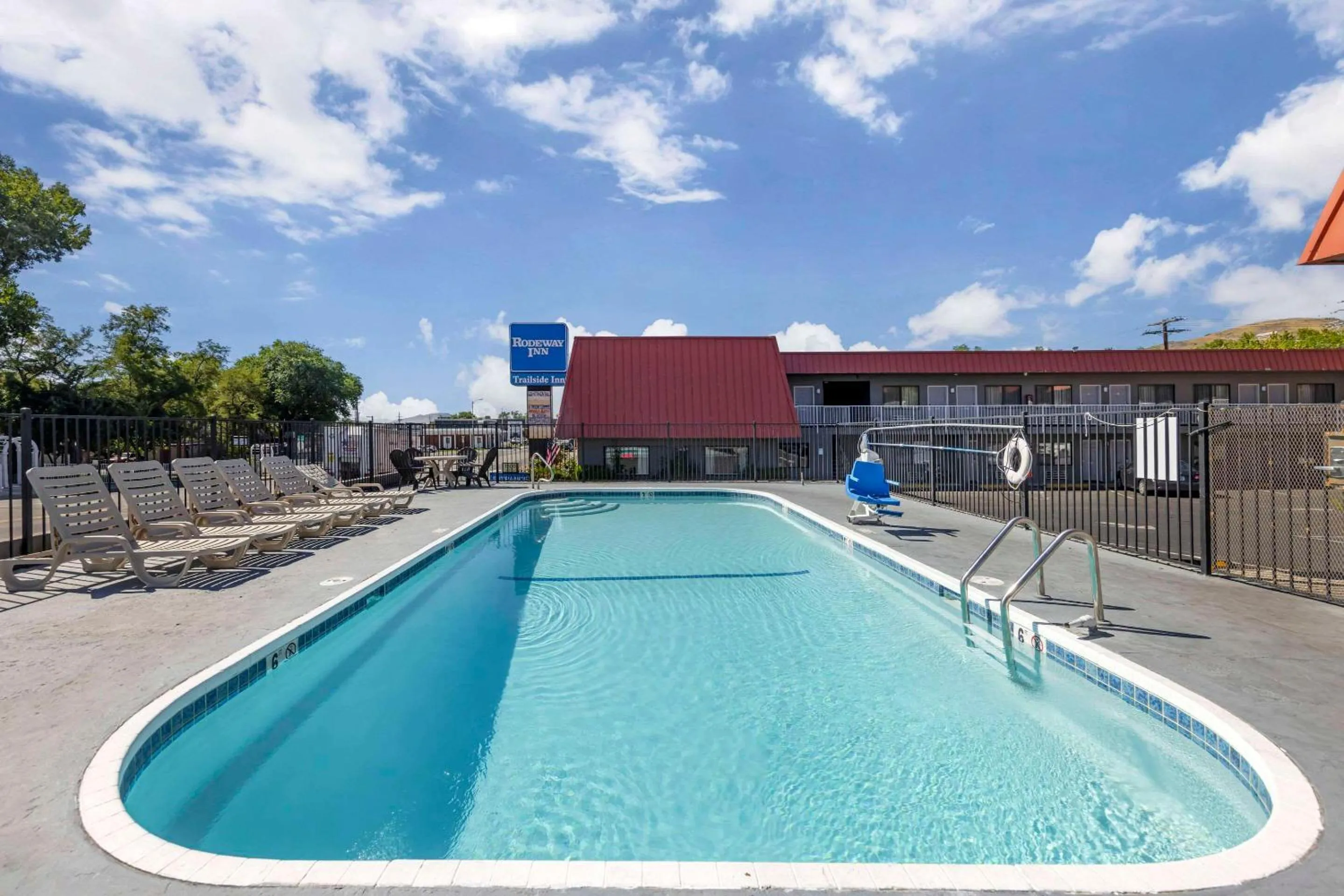 Swimming pool in Rodeway Inn at Nevada State Capitol